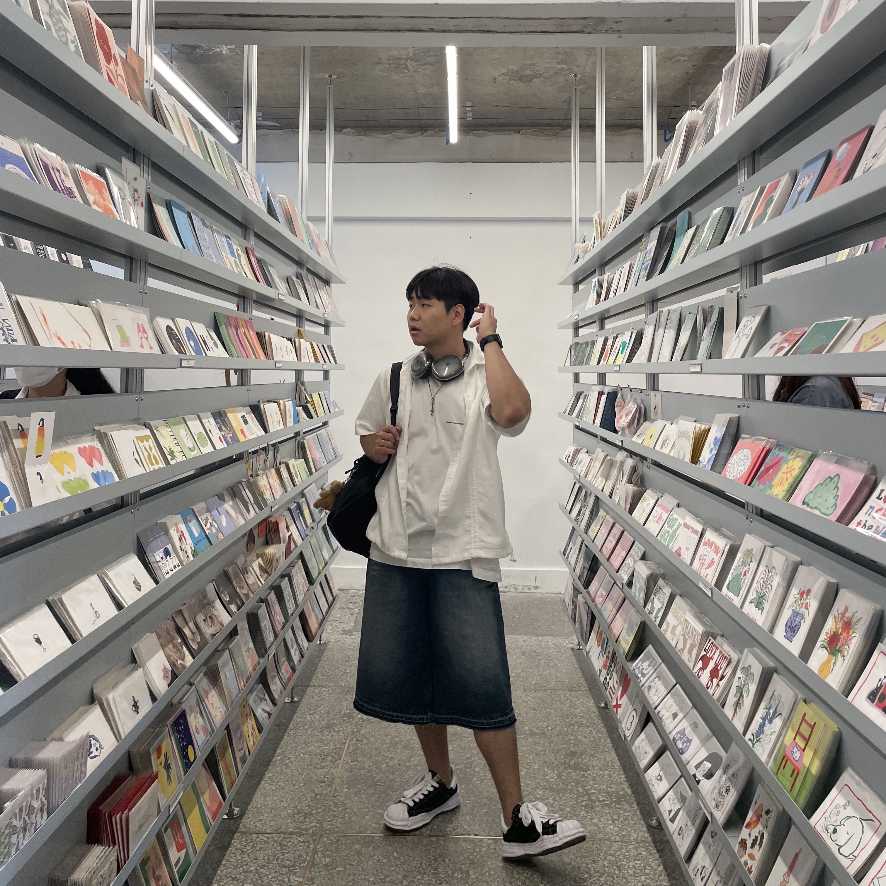 Apple AirPods Max Lightning Space Gray (Korean Ver.), Maison Mihara Yasuhiro Blakey OG Sole Canvas Low-top Sneakers Black White 착용 스타일 - 1