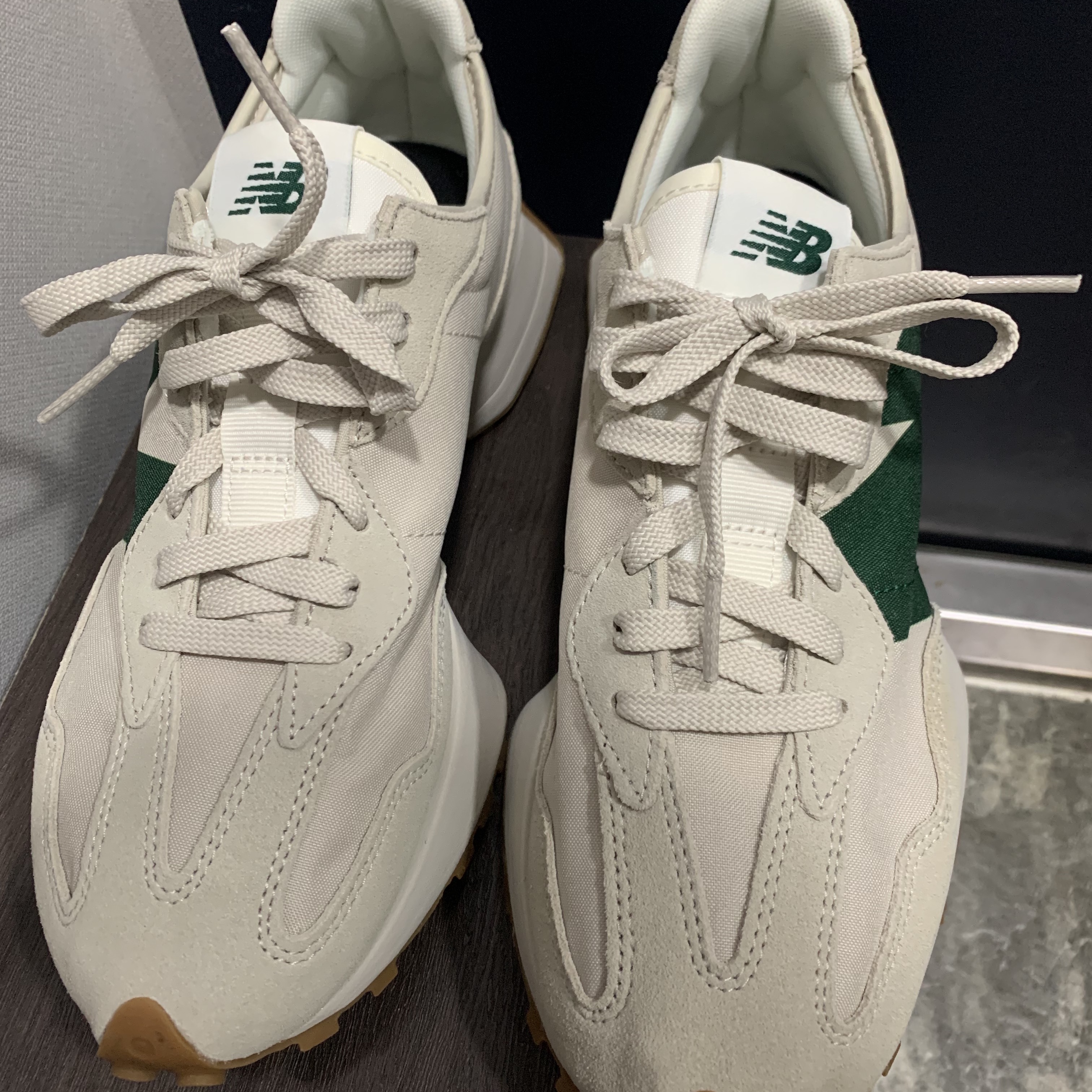 New Balance 327 Timberwolf 착용 스타일 - 2