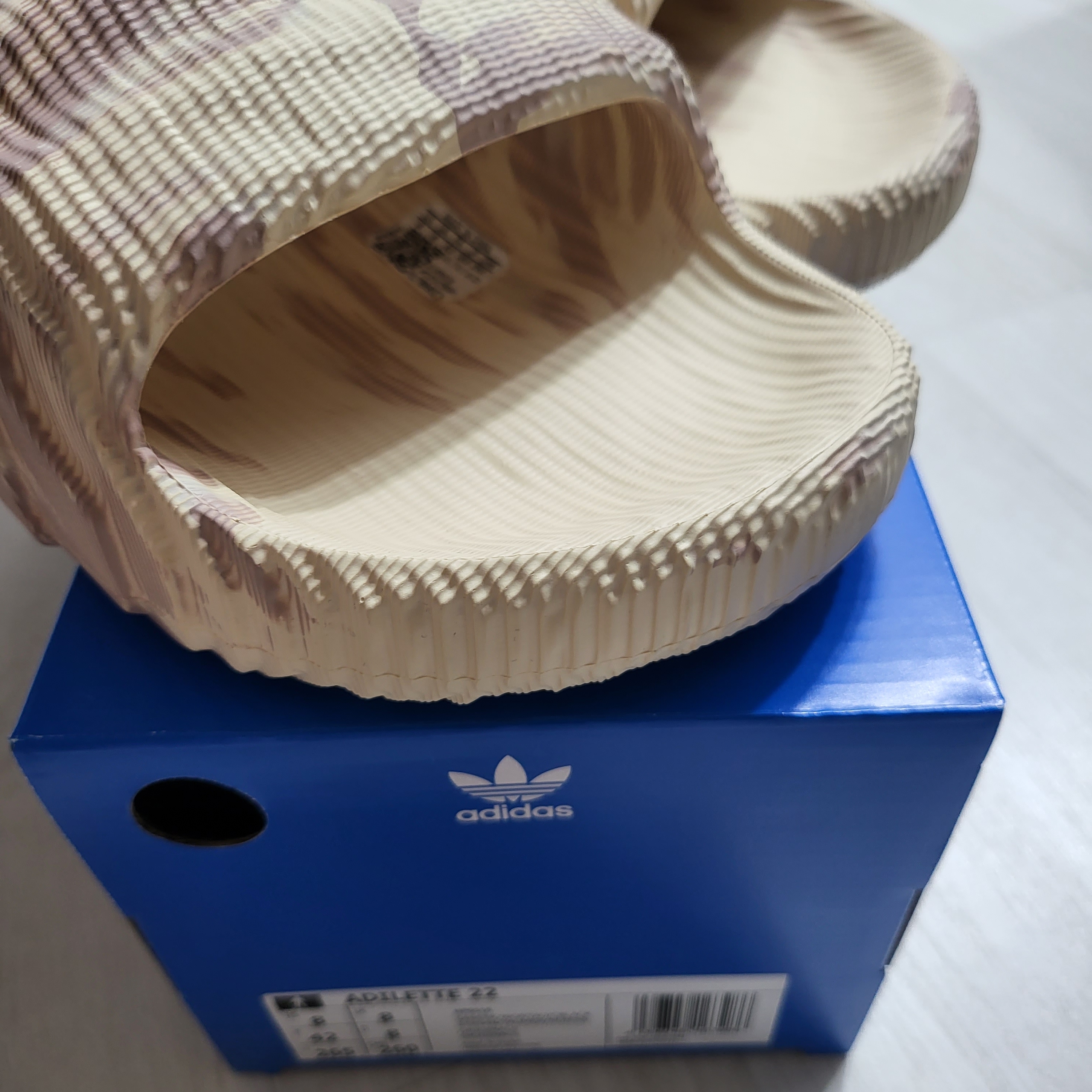 Adidas Adilette 22 Sand Strata 착용 스타일 - 2