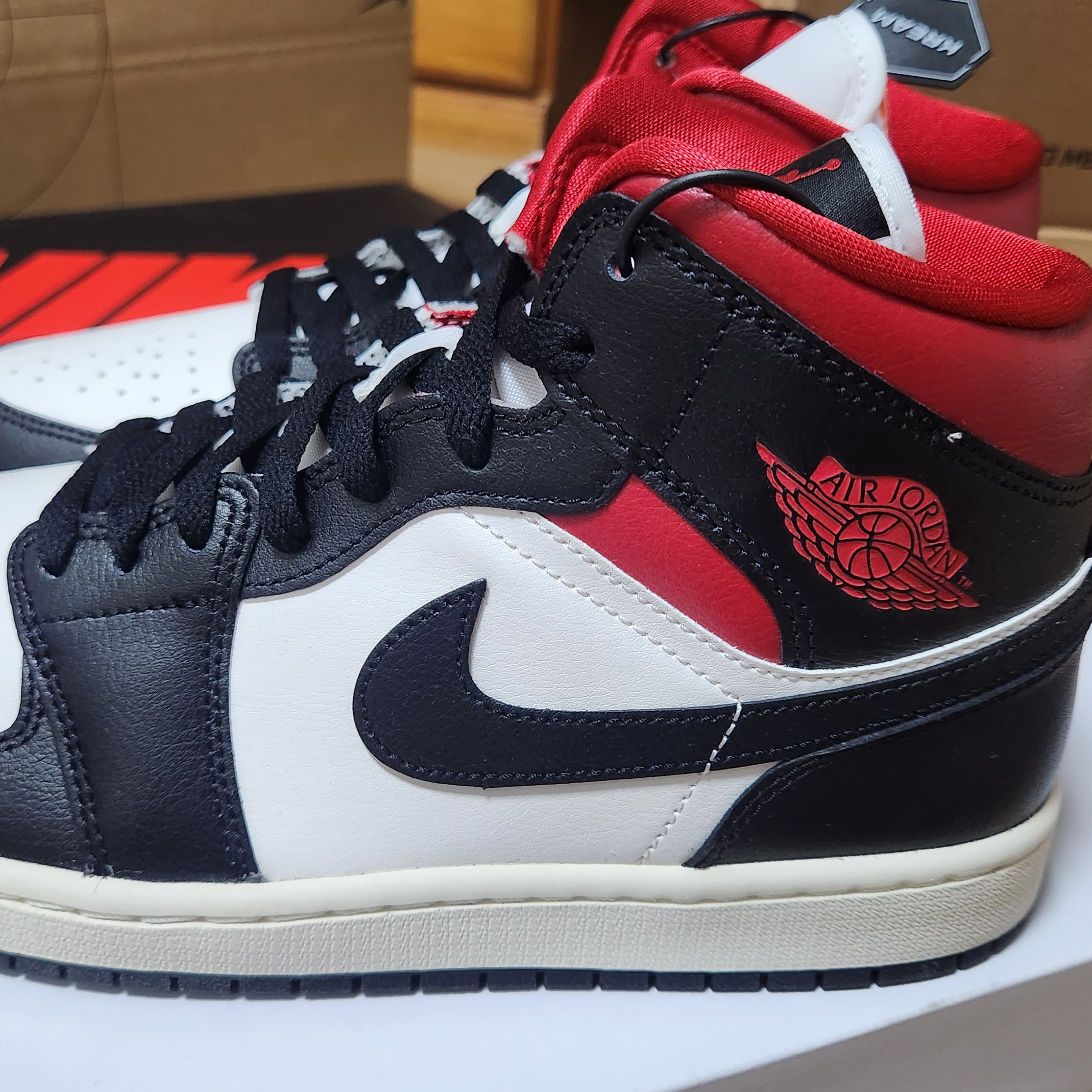 (W) Jordan 1 Mid Black Gym Red 착용 스타일 - 4