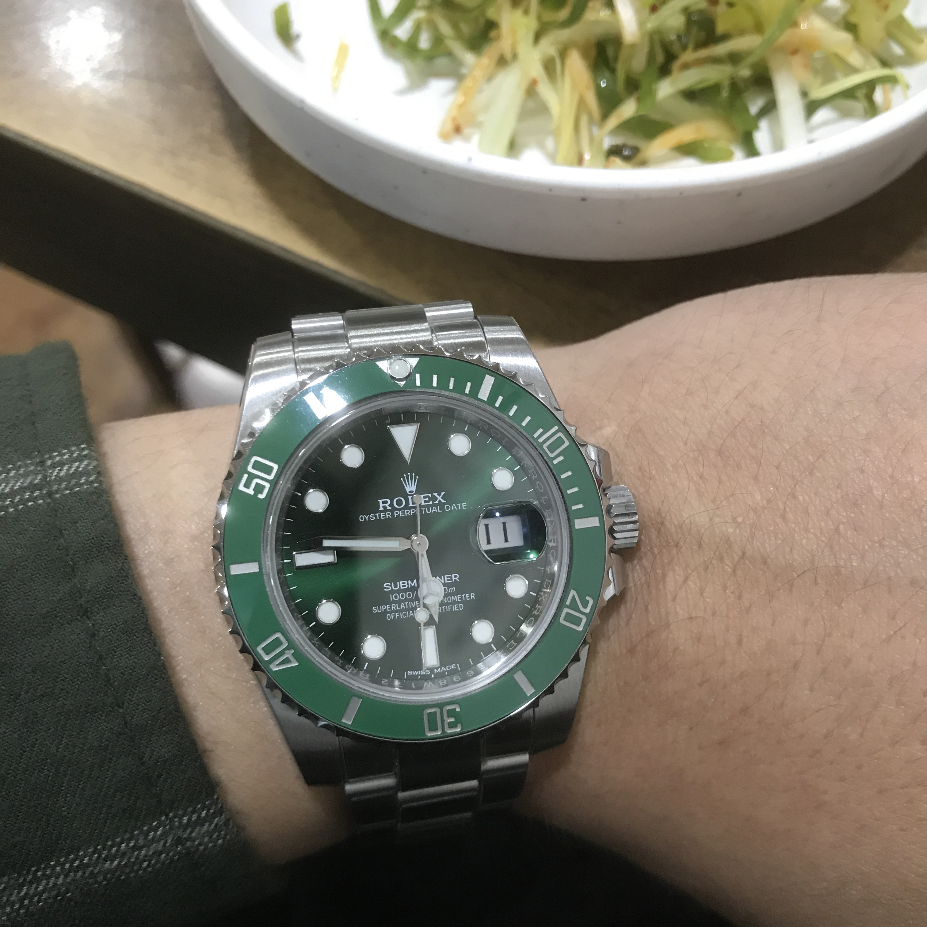 Rolex Submariner Date 40mm 116610LV Green Oyster 착용 스타일 - 2