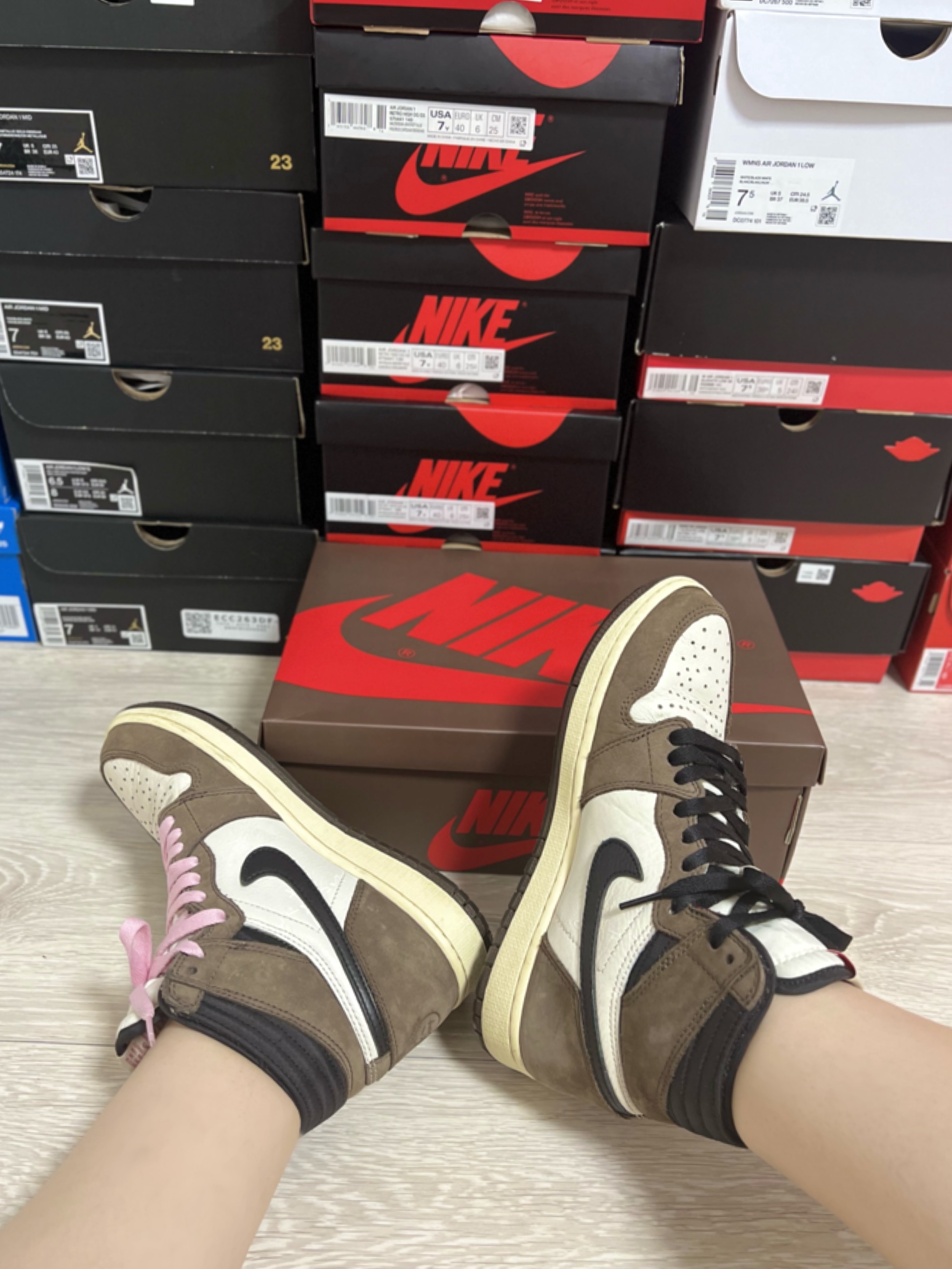 Jordan 1 x Travis Scott Retro High OG SP Mocha 착용 스타일 - 3