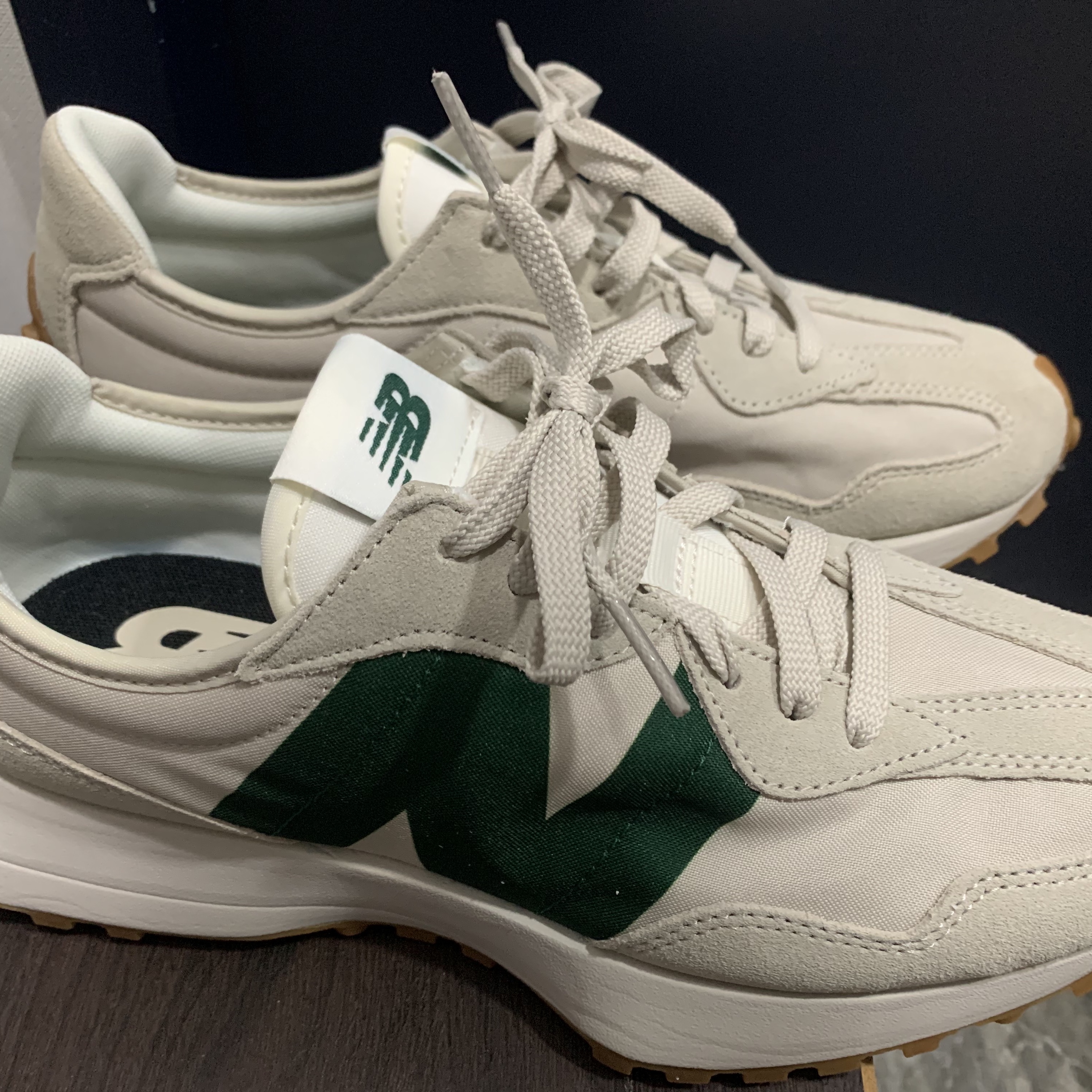 New Balance 327 Timberwolf 착용 스타일 - 1