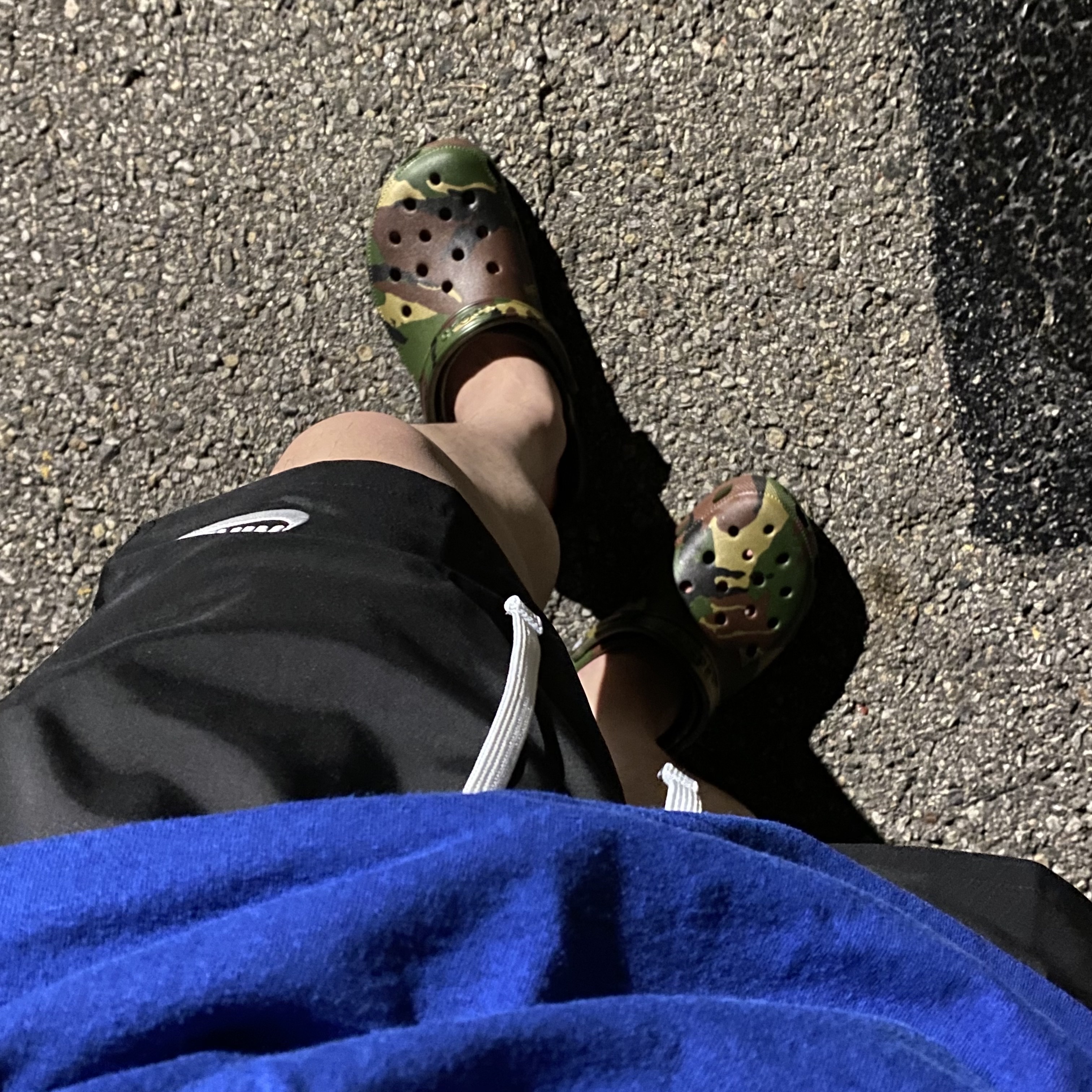 Crocs x Palace Classic Clog Woodland Camo 착용 스타일 - 4