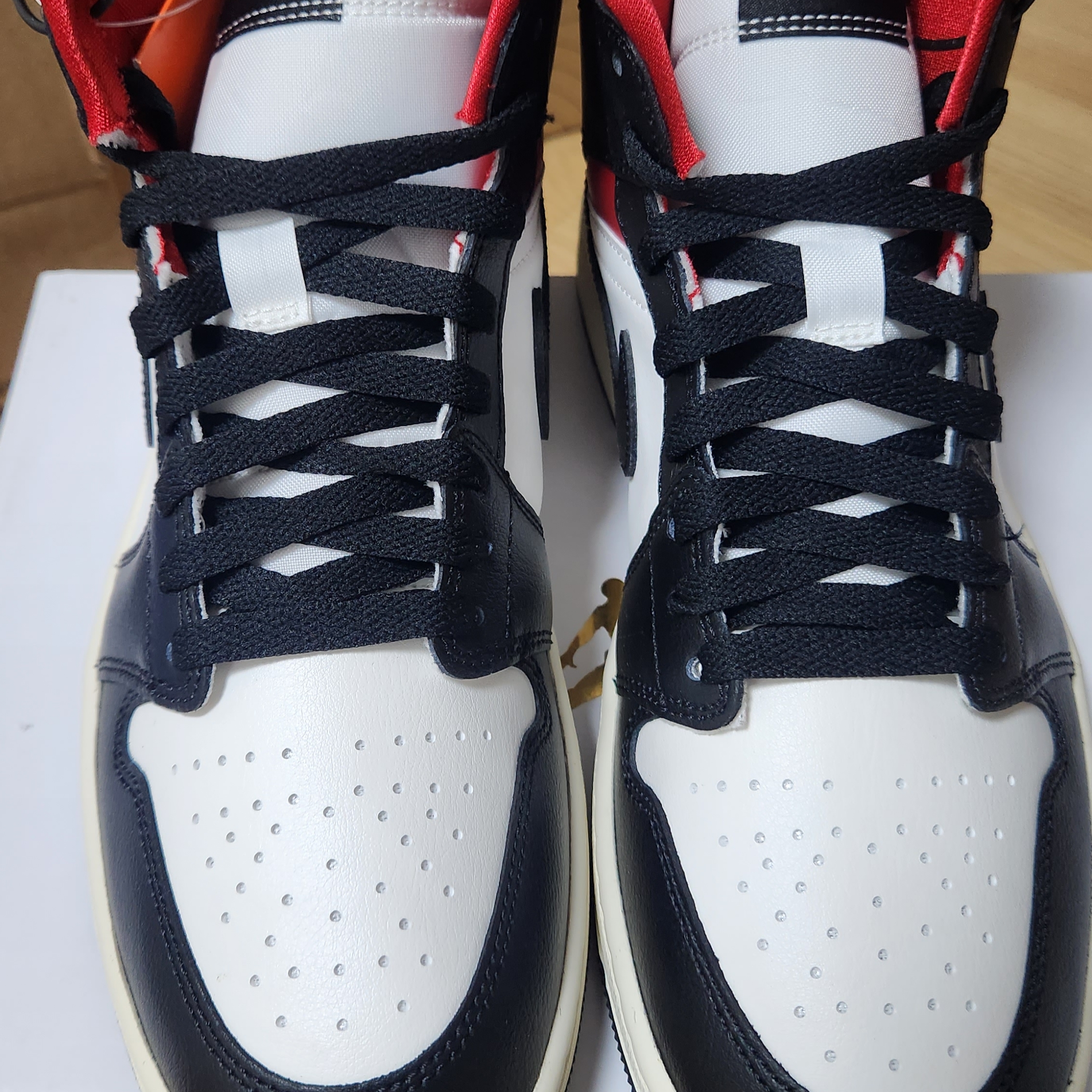 (W) Jordan 1 Mid Black Gym Red 착용 스타일 - 3