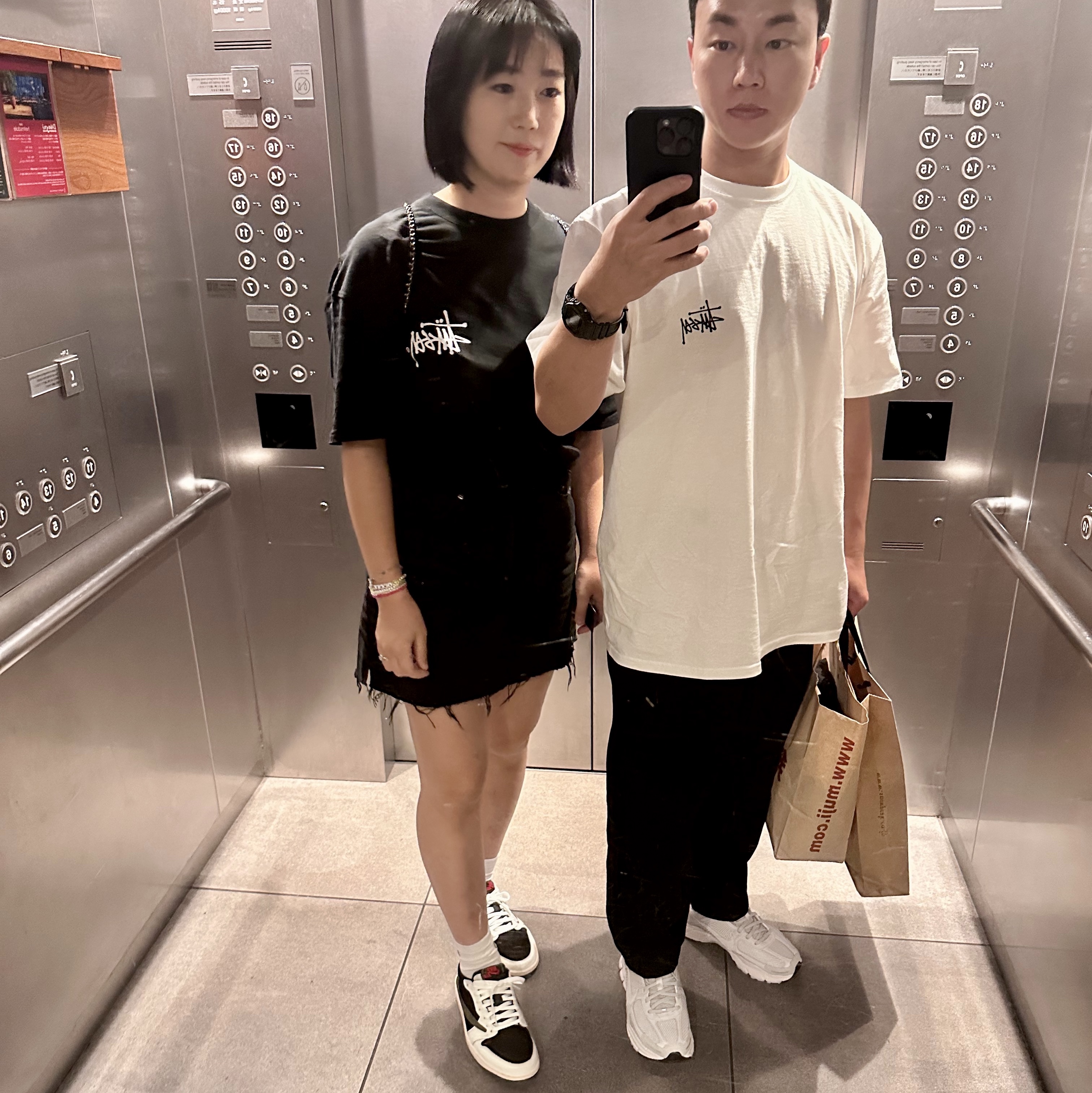 Stussy Basic Stussy T-Shirt Black 2023, Stussy Basic Stussy T-Shirt White 2023 착용 스타일