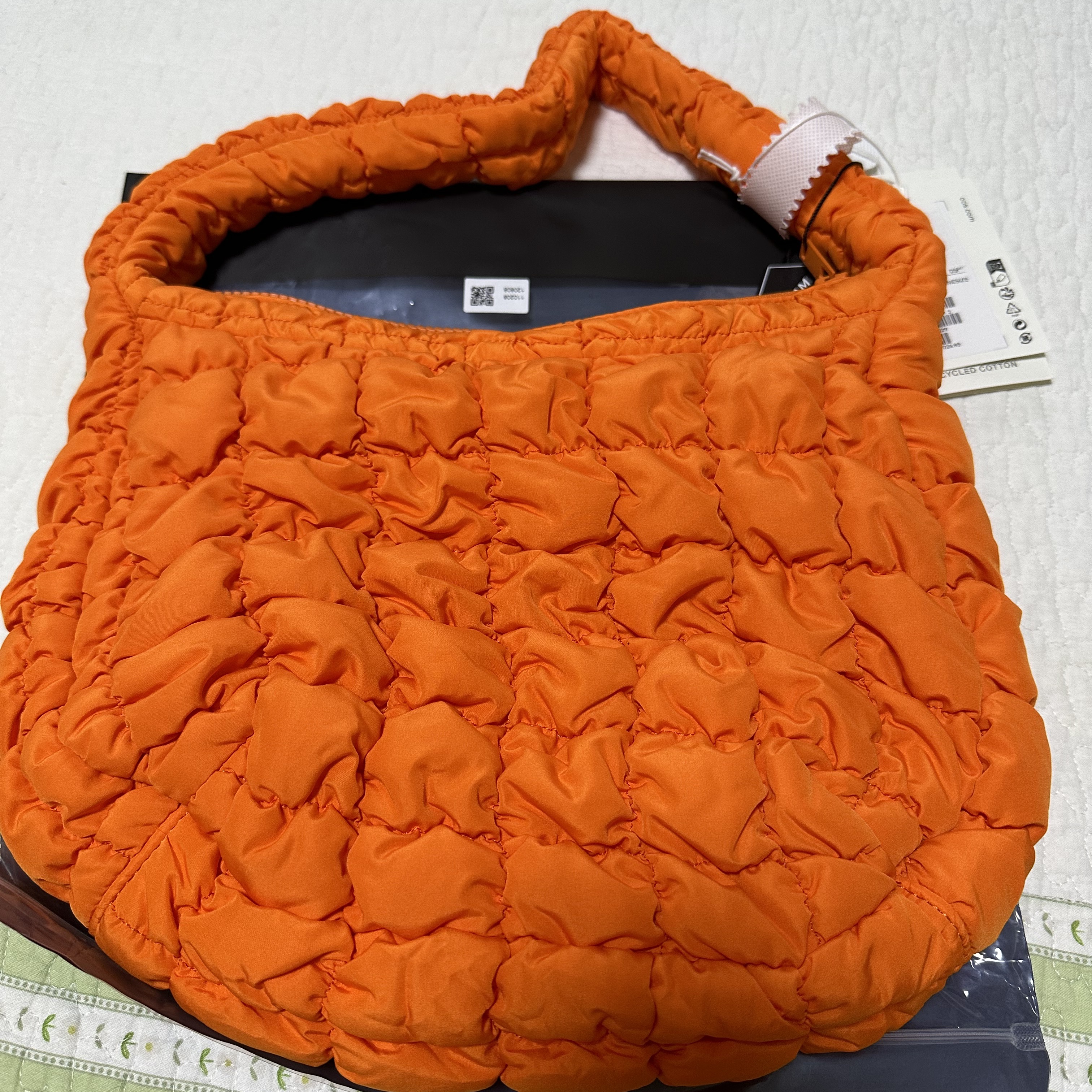 COS Quilted Mini Bag Bright Orange 착용 스타일