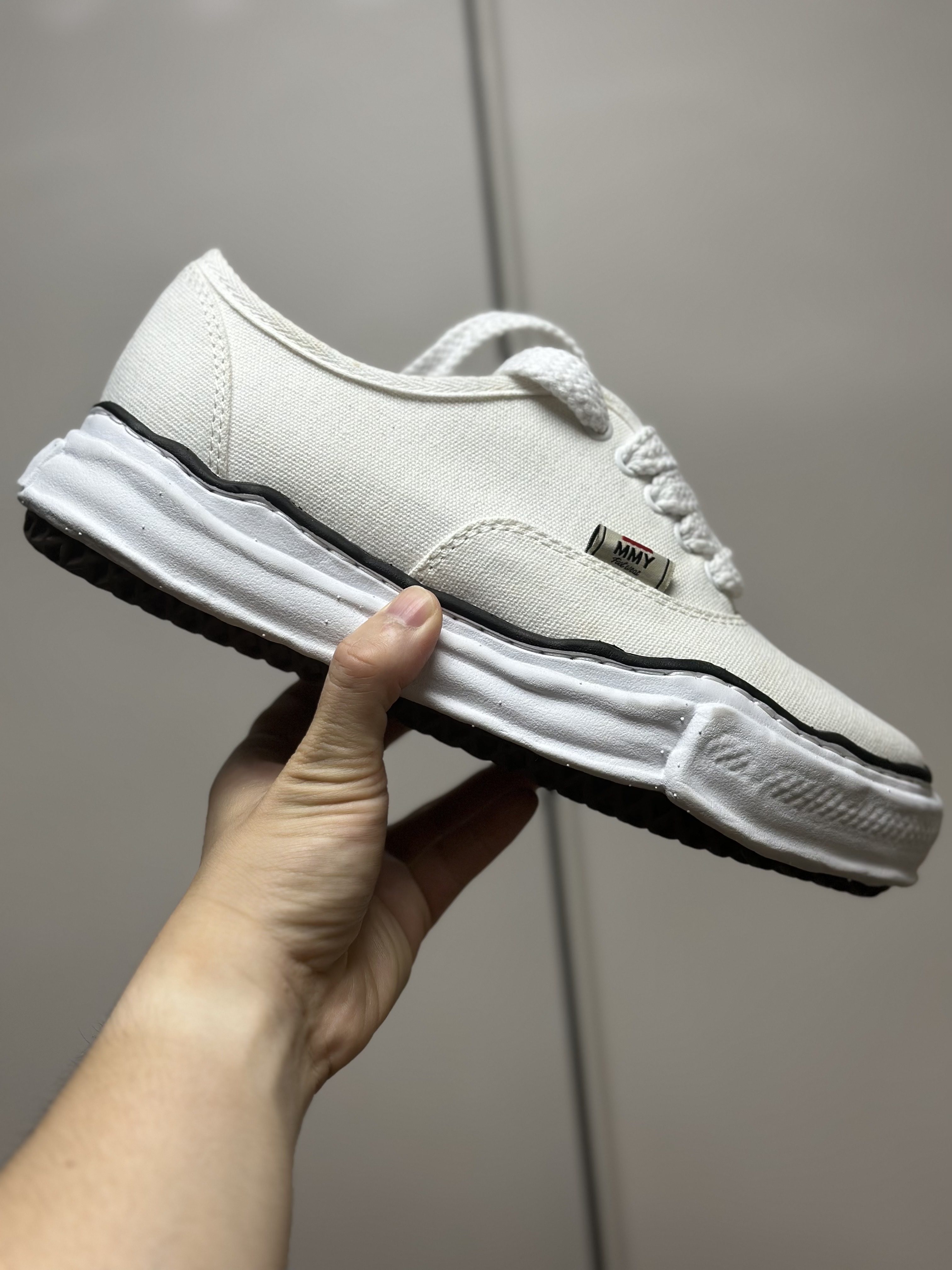Maison Mihara Yasuhiro Baker OG Sole Canvas Low Cut Sneakers White 착용 스타일