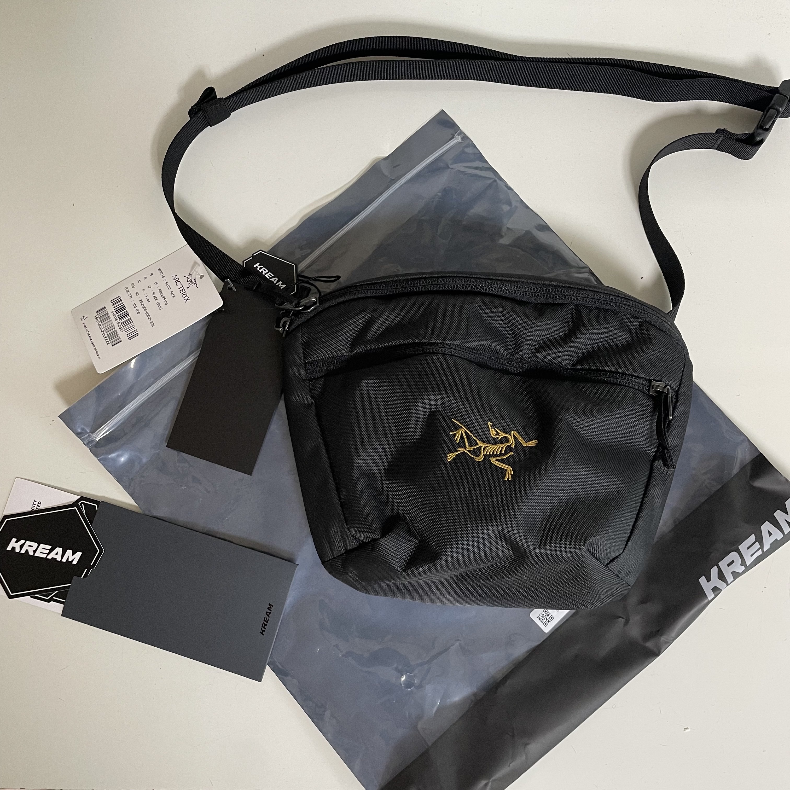 Arc'teryx Mantis 2 Waistpack 24K Black, (W) Celine Baseball Cap in Cotton Black 착용 스타일 - 4