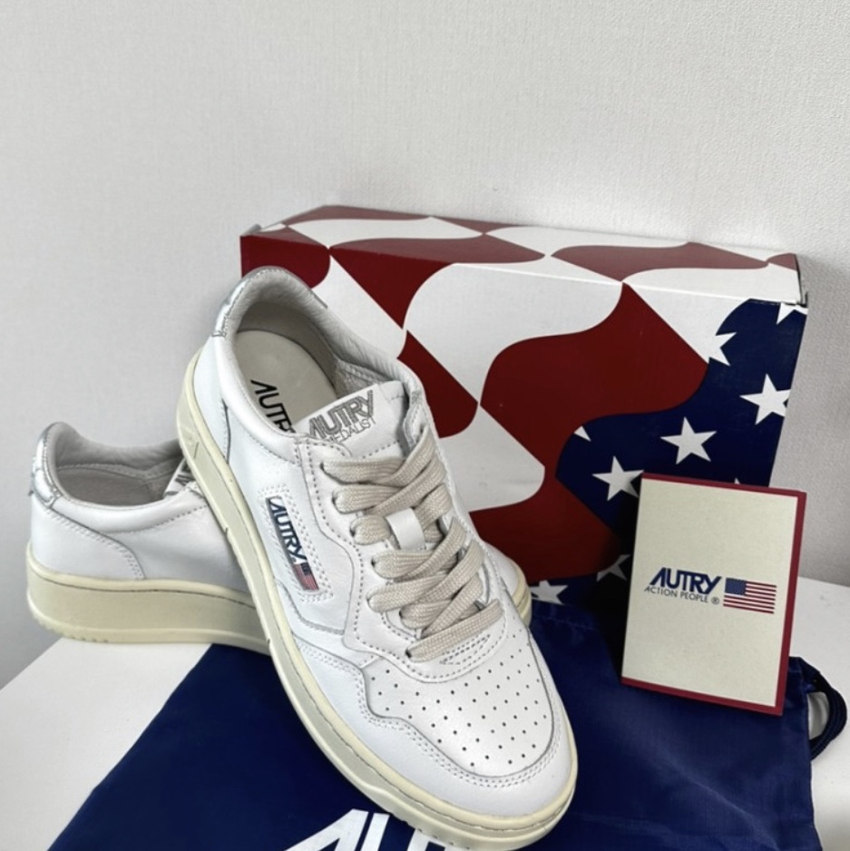 (W) Autry Medalist Low Leather Sneakers White 착용 스타일