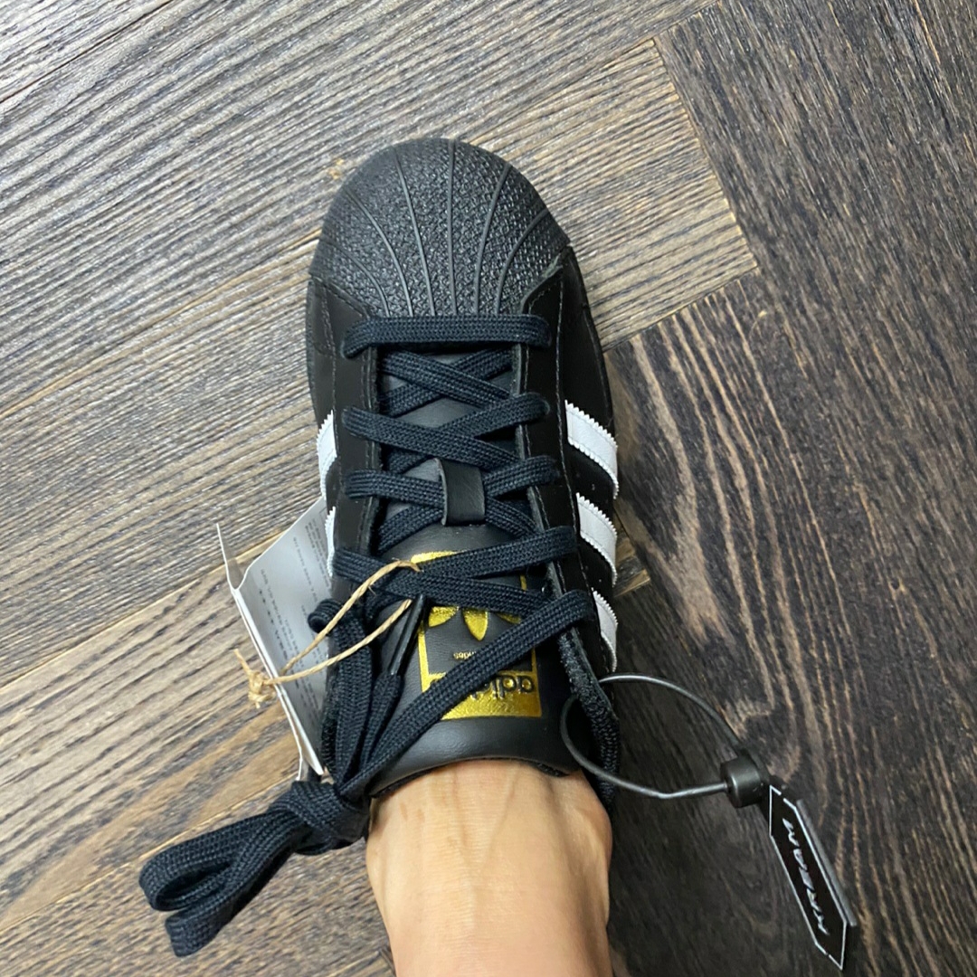Adidas Superstar Core Black White 착용 스타일