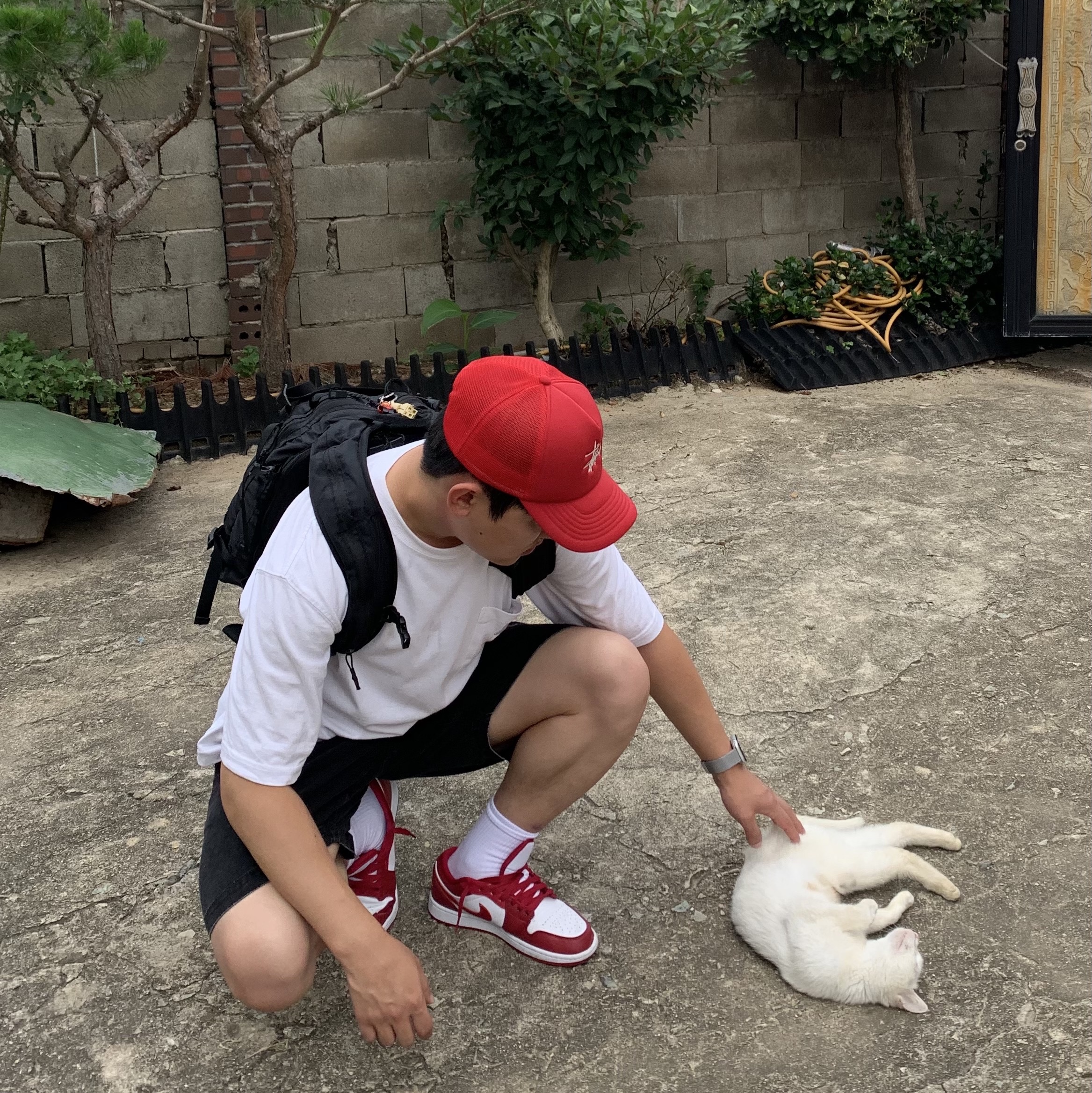 Jordan 1 Low Cardinal Red, Stussy Basic Trucker Cap Cardinal 착용 스타일