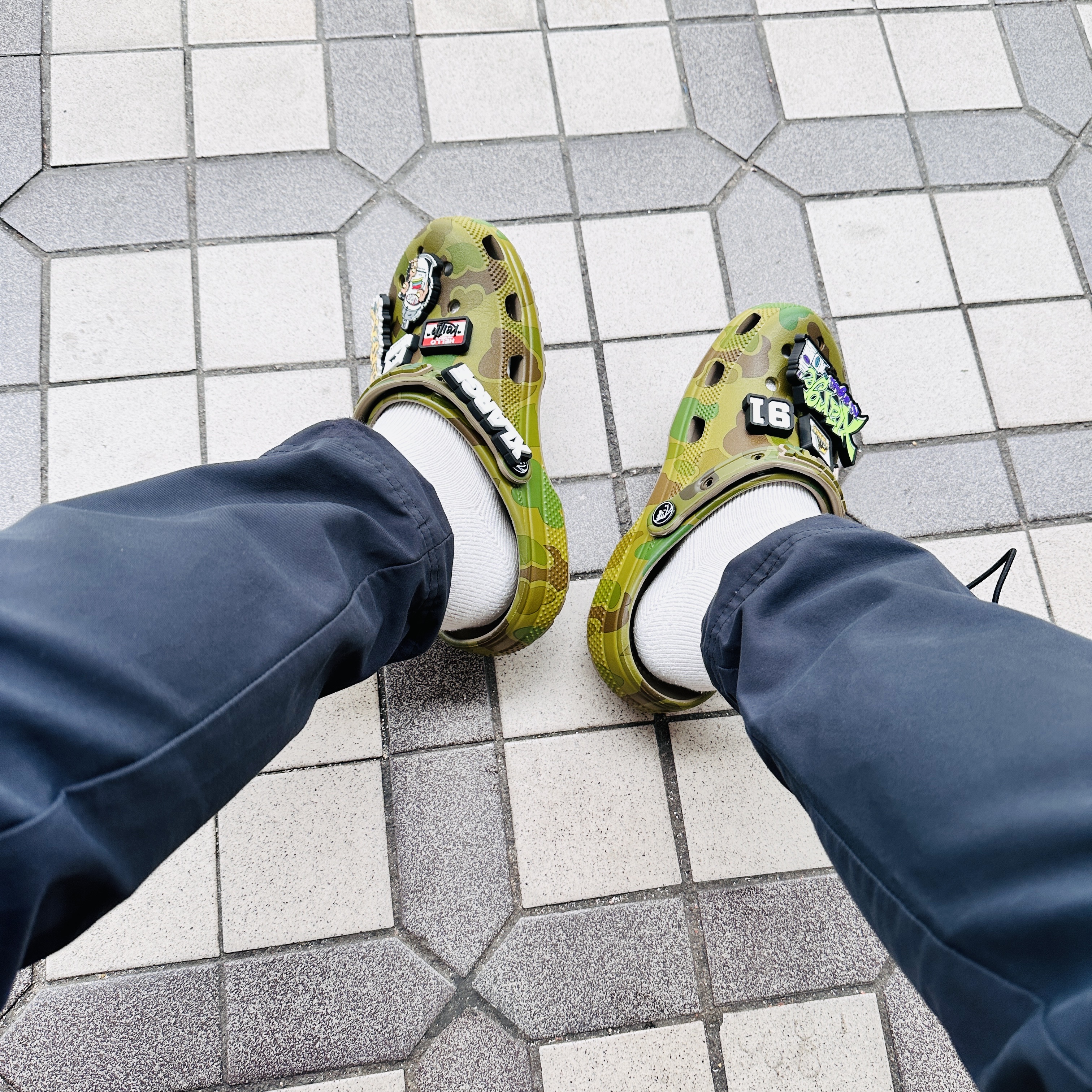 Crocs x XLarge Classic Clog Camo 착용 스타일 - 2