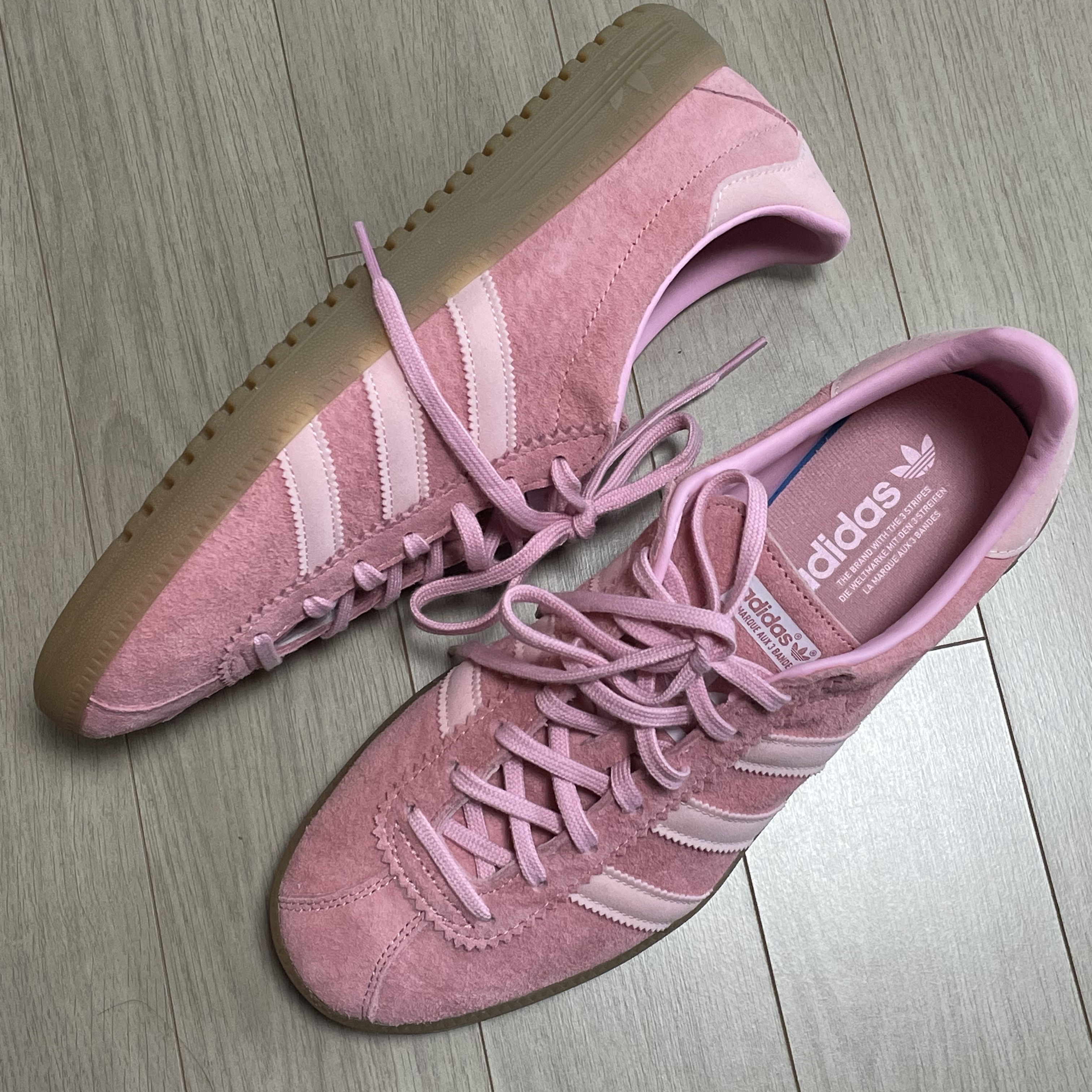 Adidas Bermuda Glow Pink 착용 스타일