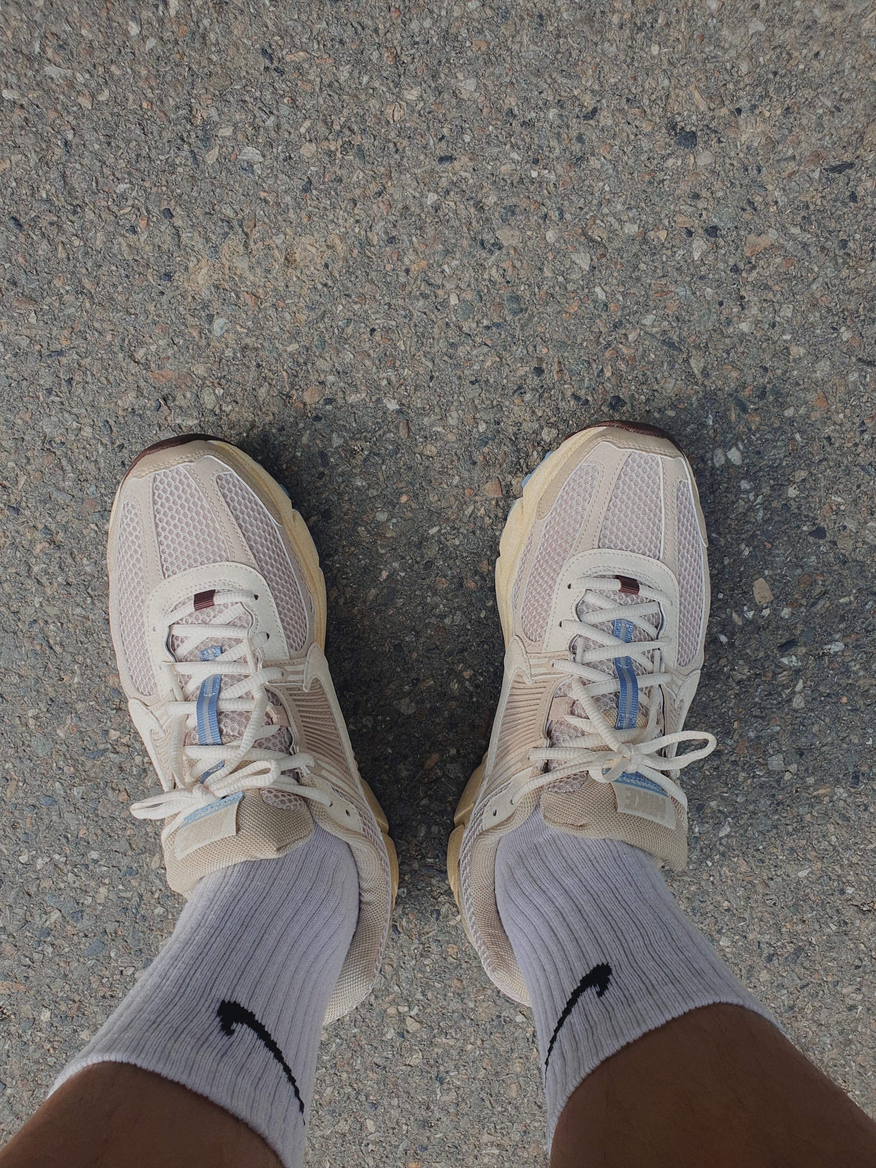 (W) Nike Zoom Vomero 5 Oatmeal 착용 스타일 - 1