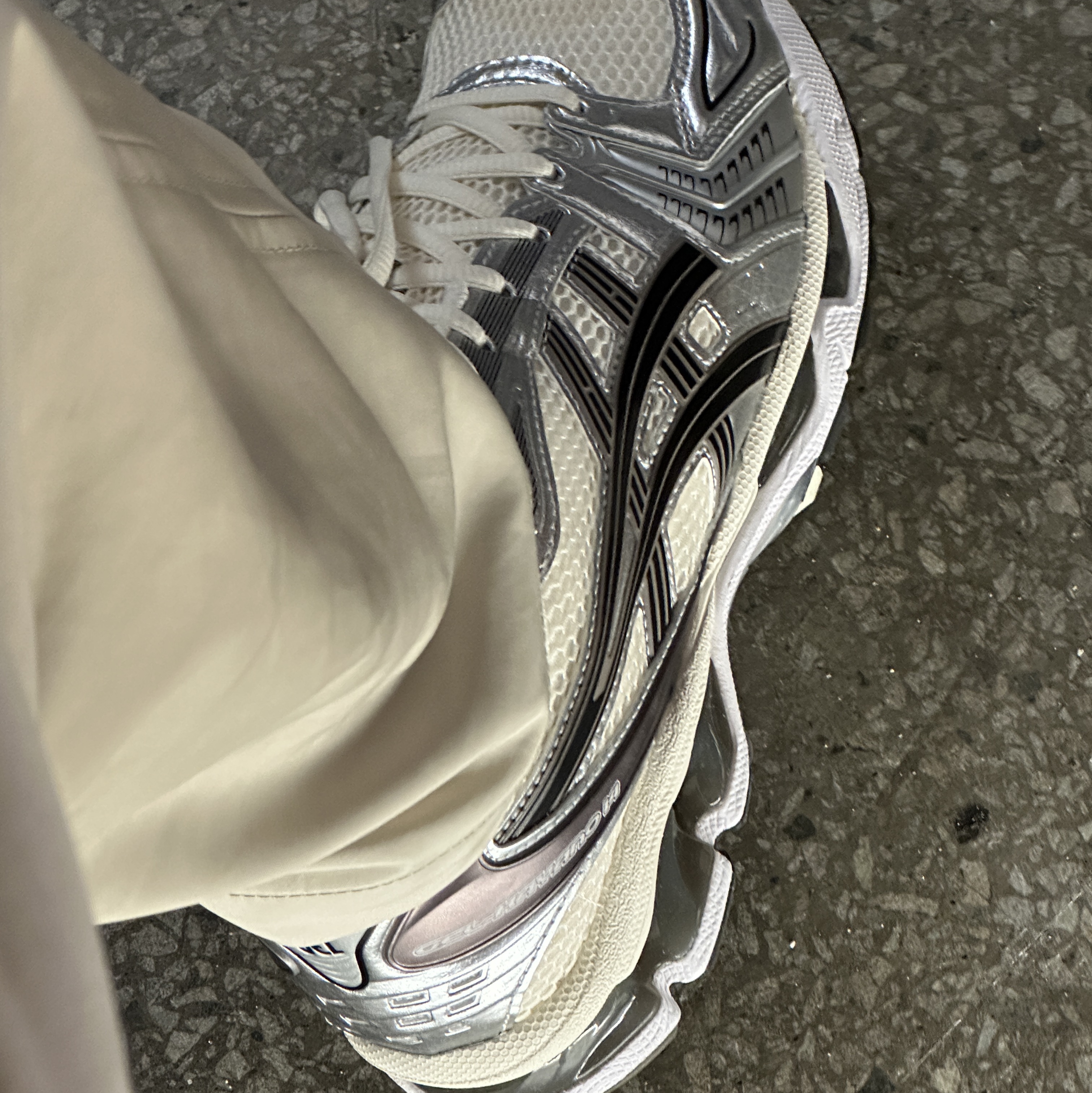 Asics Gel-Kayano 14 Cream Black 착용 스타일 - 3
