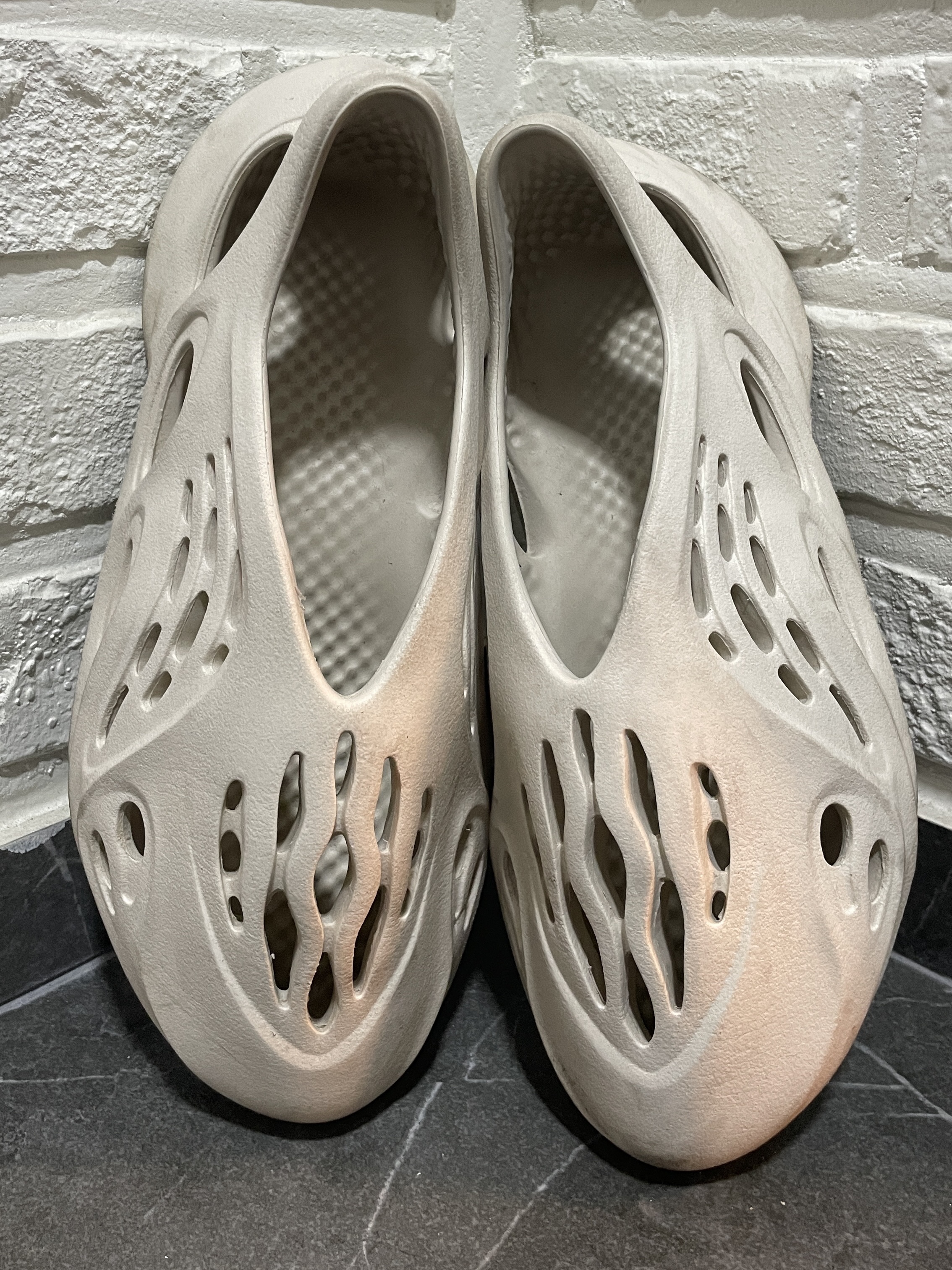 Adidas Yeezy Foam RNNR Sand 착용 스타일