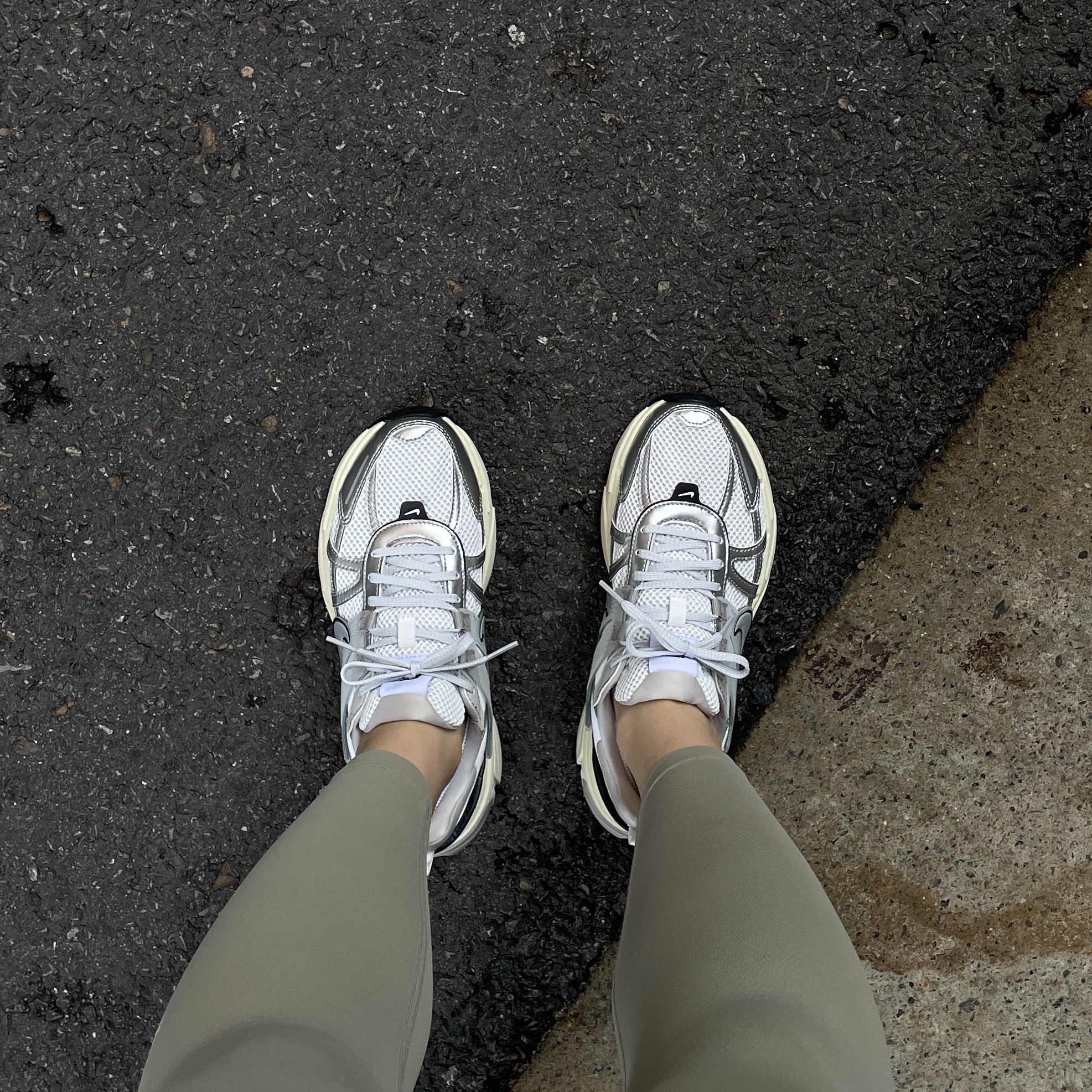 Nike V2K Run Summit White Metallic Silver 착용 스타일