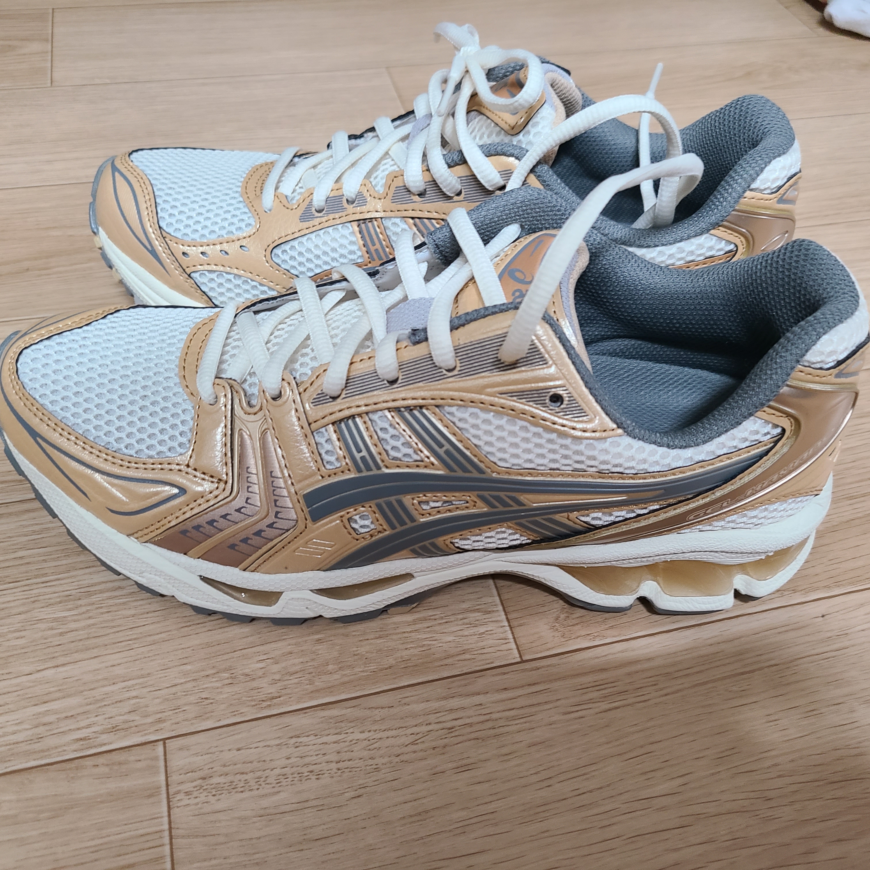 (W) Asics Gel-Kayano 14 Cream Clay Grey 착용 스타일