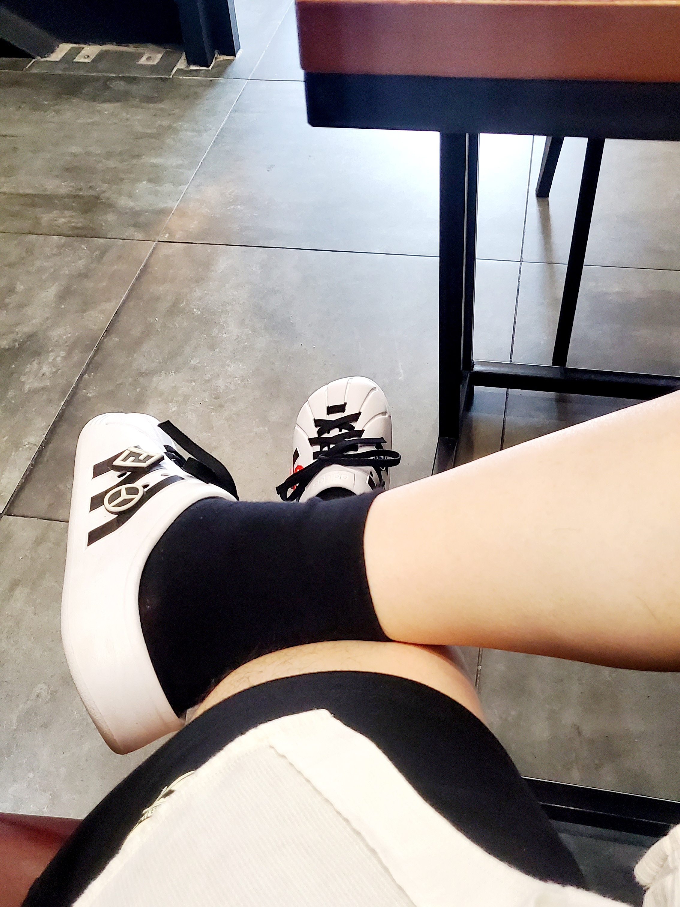 Adidas Adilette Clog White Black 착용 스타일