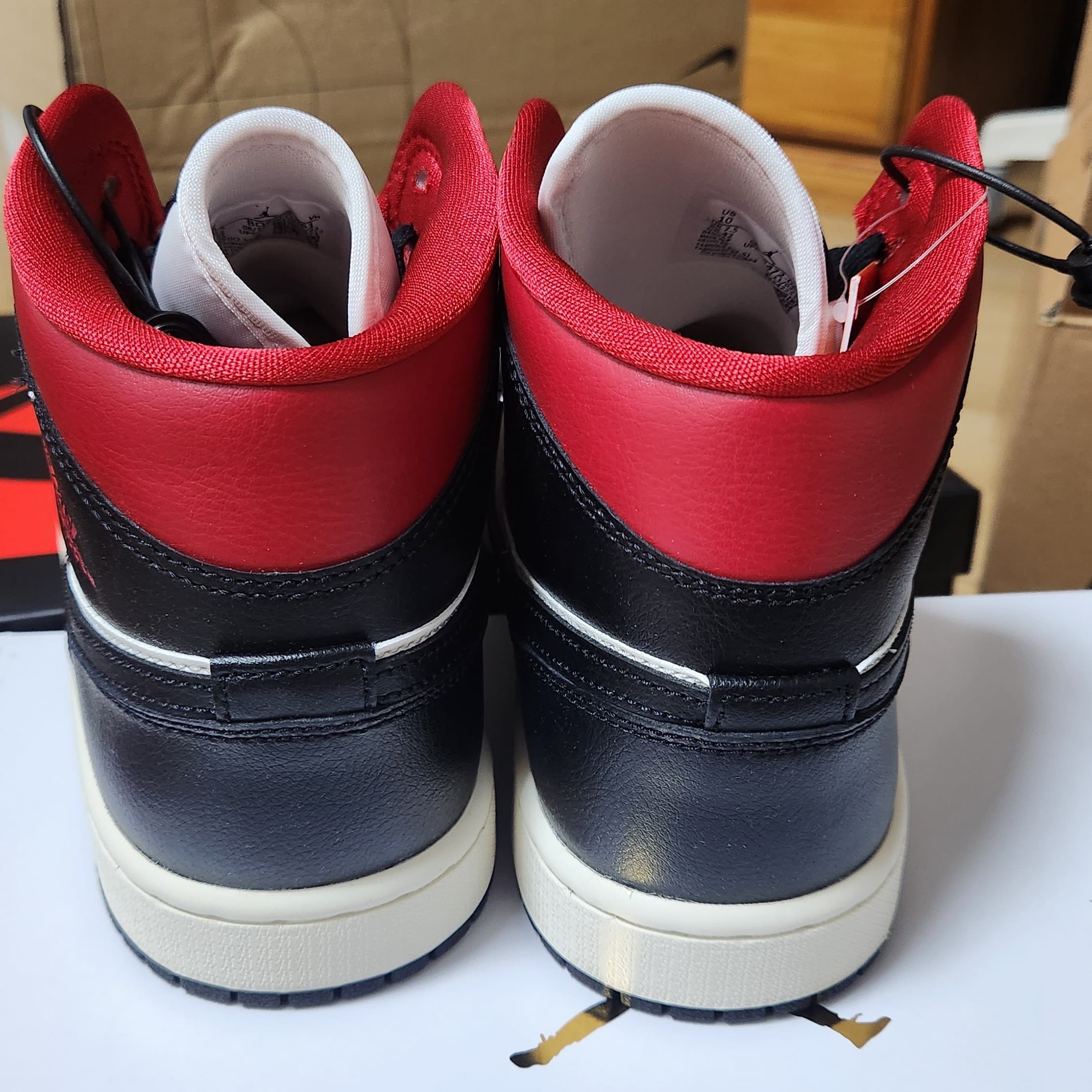 (W) Jordan 1 Mid Black Gym Red 착용 스타일 - 5