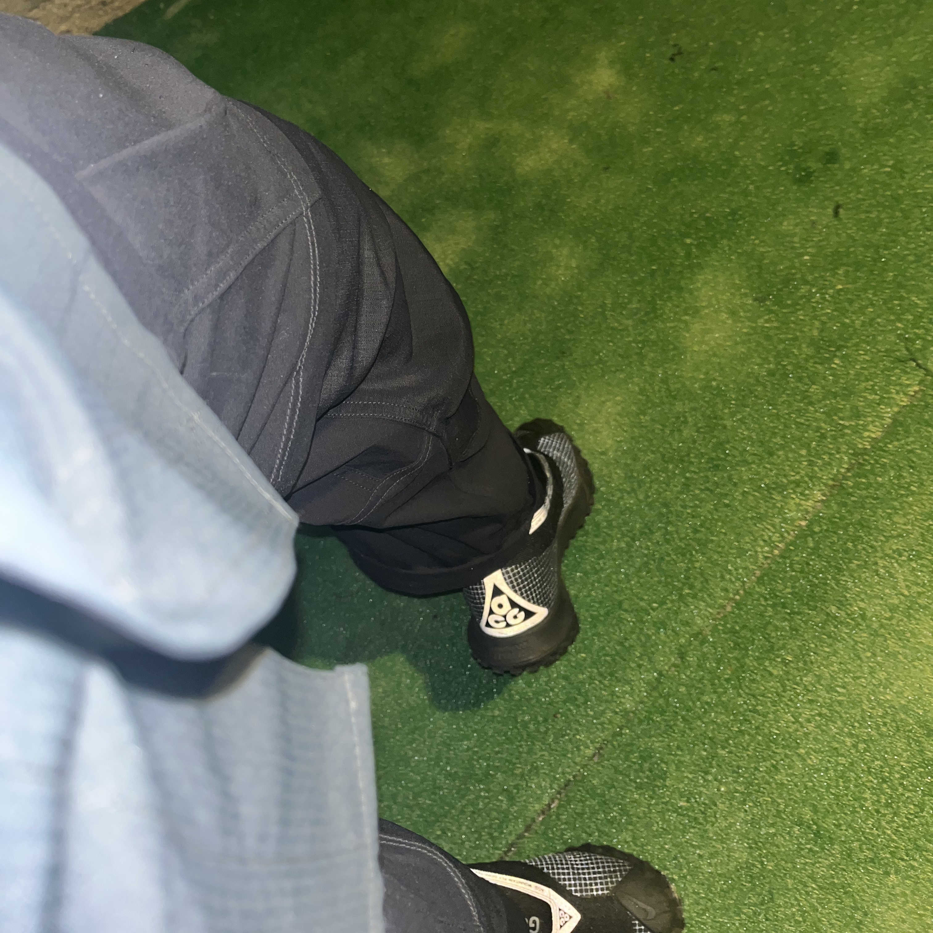 Nike ACG Mountain Fly Gore-Tex Black and Dark Grey, Nike ACG Smith Summit Cargo Pants Black - Asia 착용 스타일