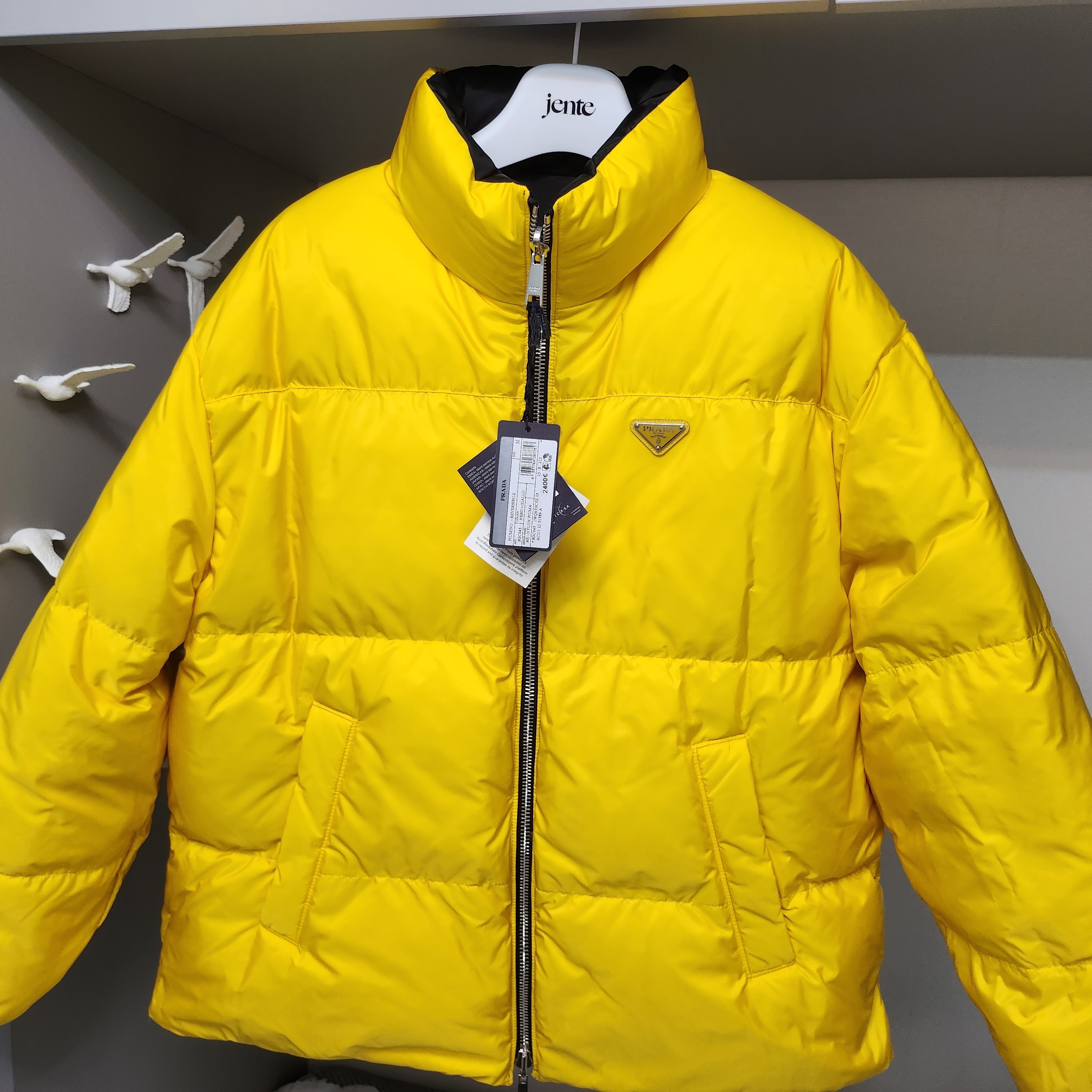 Prada Mid Length Re-Nylon Reversible Down Jacket Black Yellow 착용 스타일 - 4