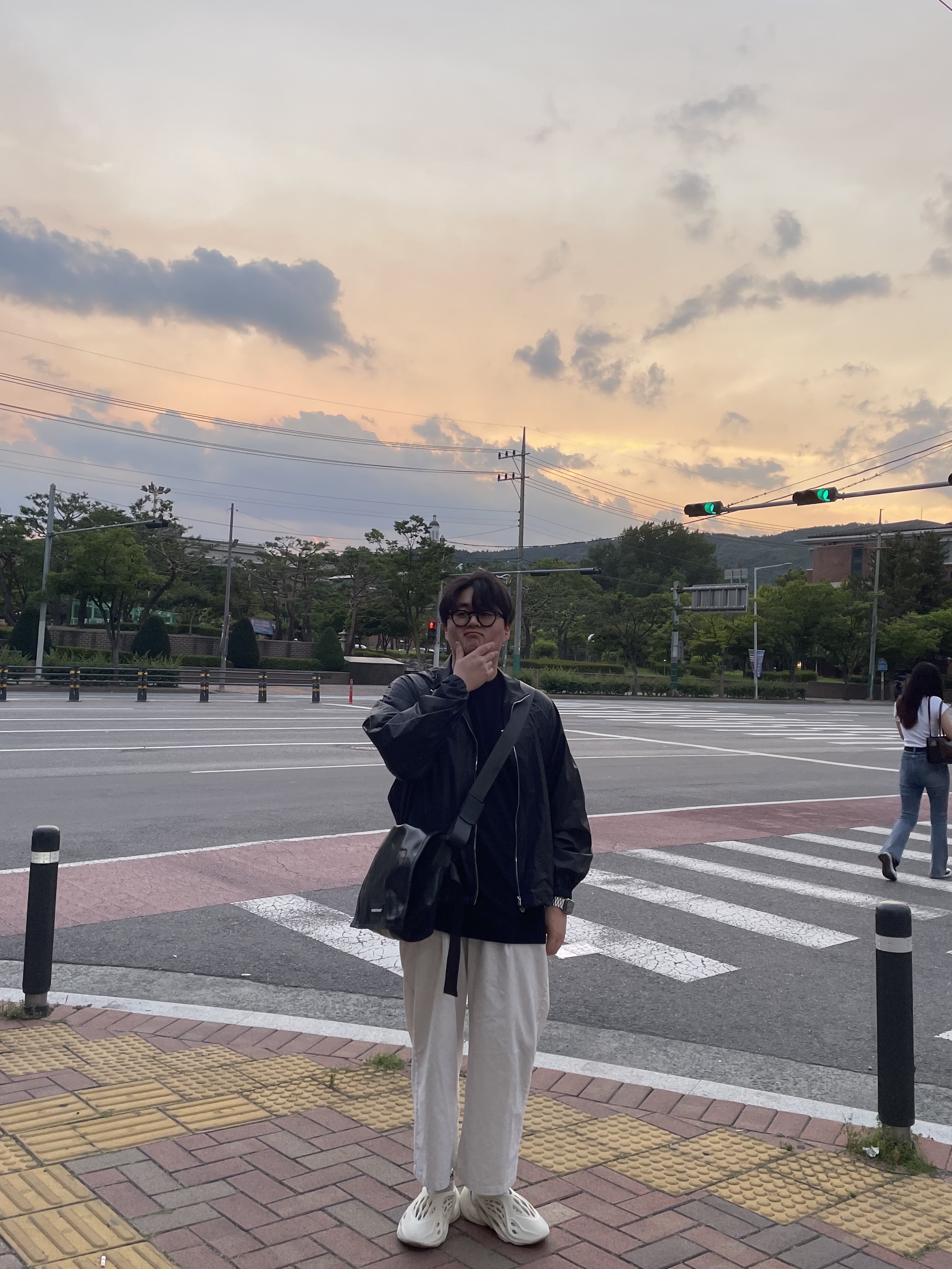 Adidas Yeezy Foam RNNR Ararat, (W) Matin Kim Logo Coating Jumper Black 착용 스타일