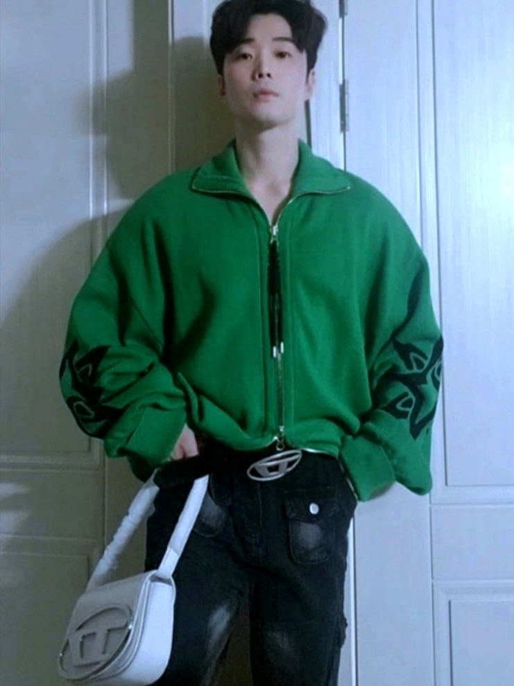 Diesel 1DR Shoulder Bag in Nappa Leather White, Diesel B-1DR Leather Belt with D Buckle Black 착용 스타일