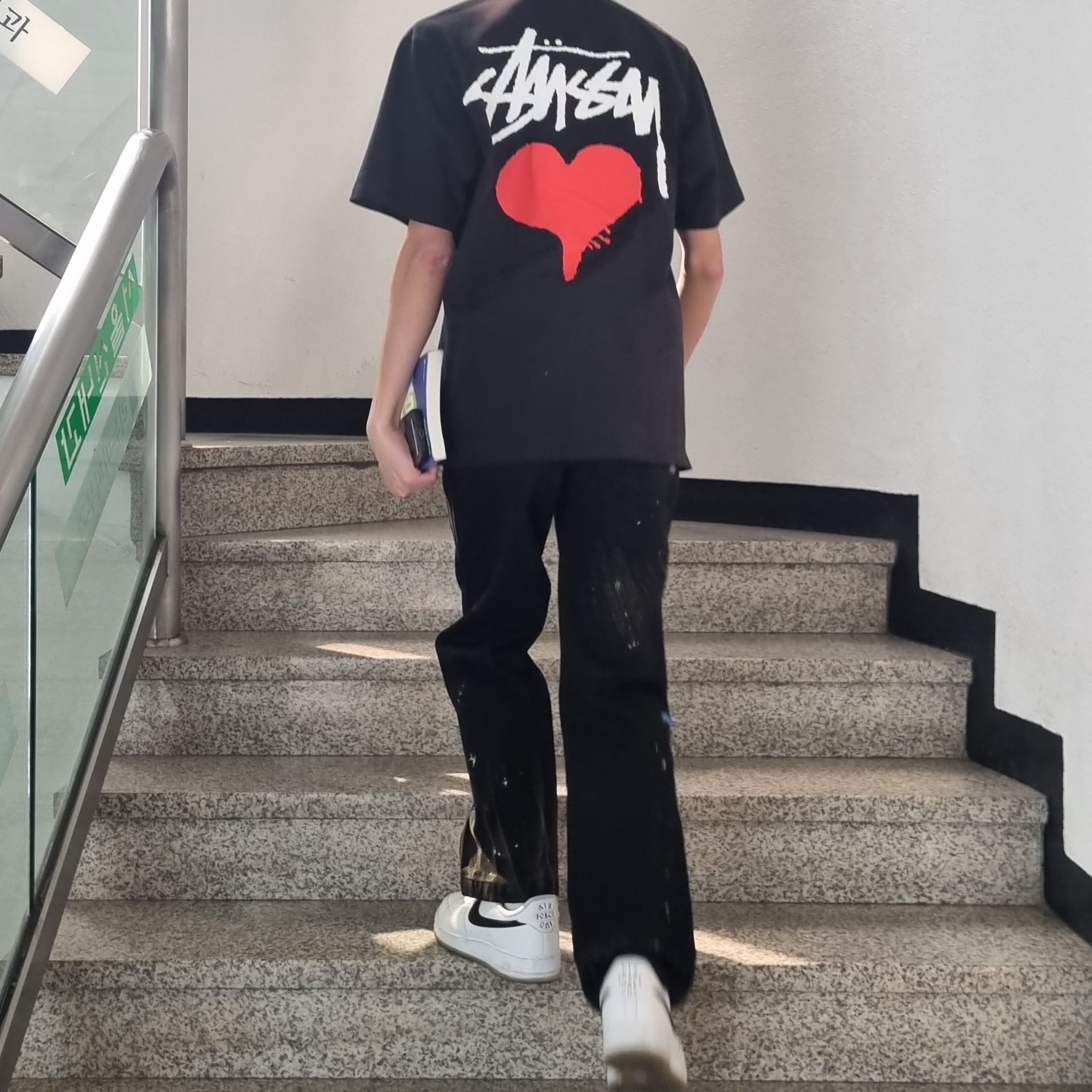 Stussy Stock Heart T-Shirt Black, Ader Error Injured Jeans Noir 착용 스타일