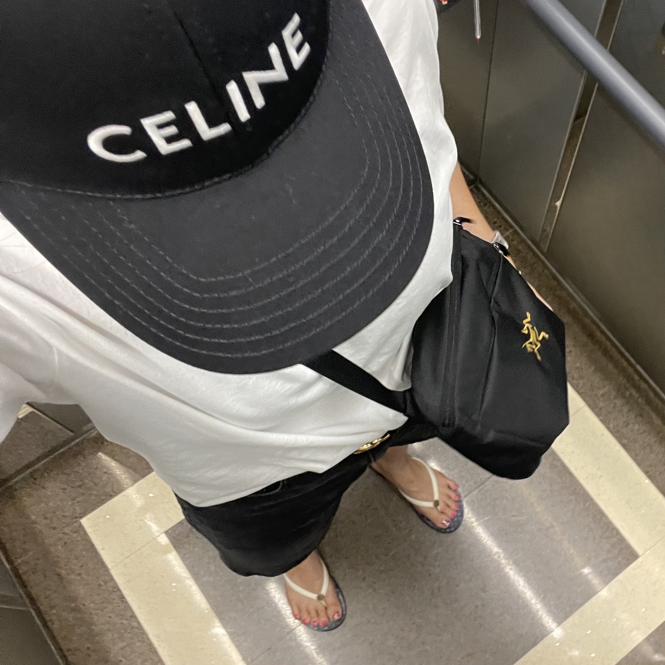 Arc'teryx Mantis 2 Waistpack 24K Black, (W) Celine Baseball Cap in Cotton Black 착용 스타일 - 1