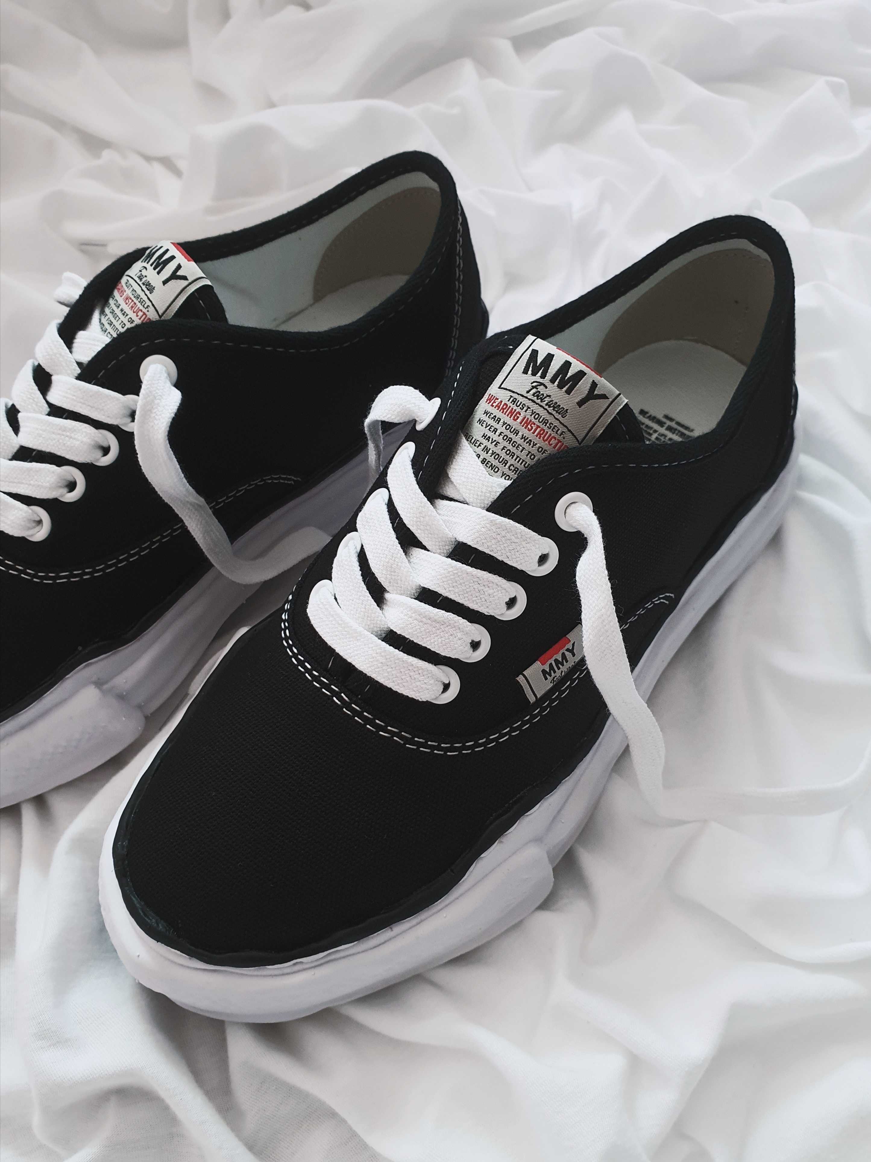 Maison Mihara Yasuhiro Baker OG Sole Canvas Low Cut Sneakers Black 착용 스타일