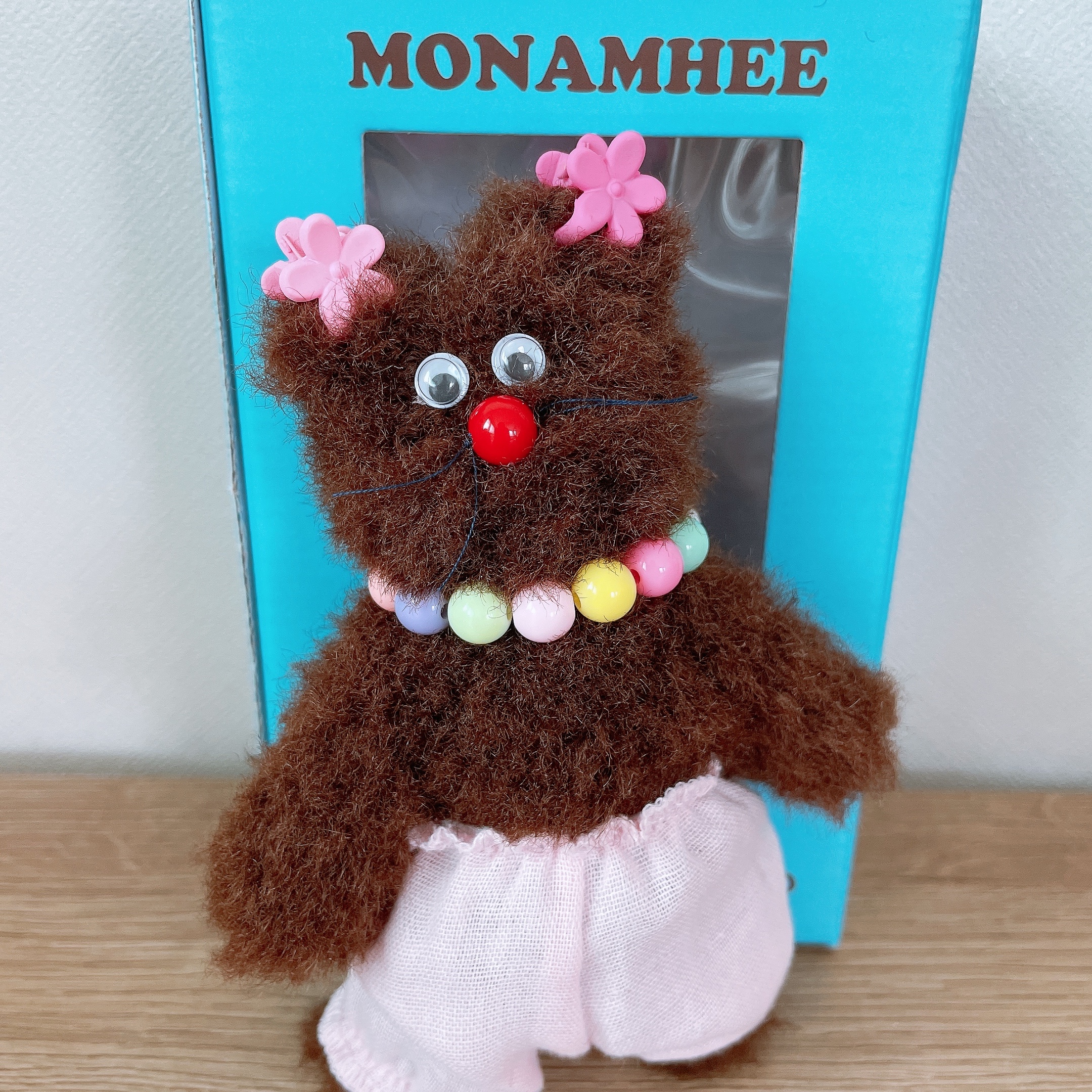 Monamhee Bred Keyring with Pink Pants Brown 착용 스타일