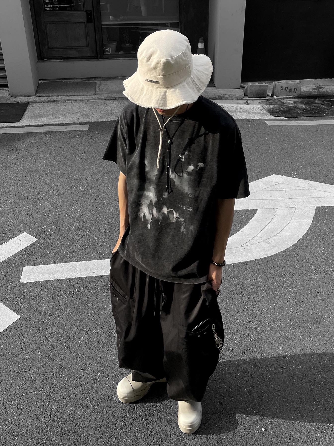 Jacquemus Le Bob Artichaut Bucket Hat Off White 착용 스타일 - 1