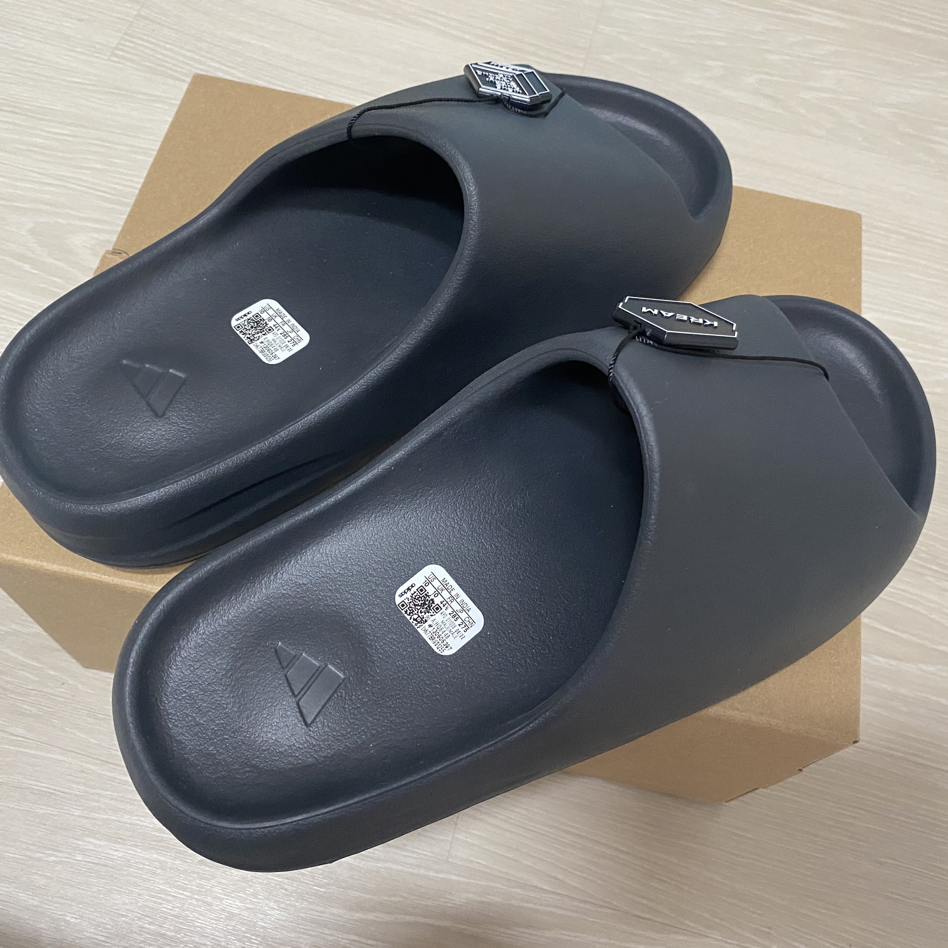Adidas Yeezy Slide Onyx 착용 스타일
