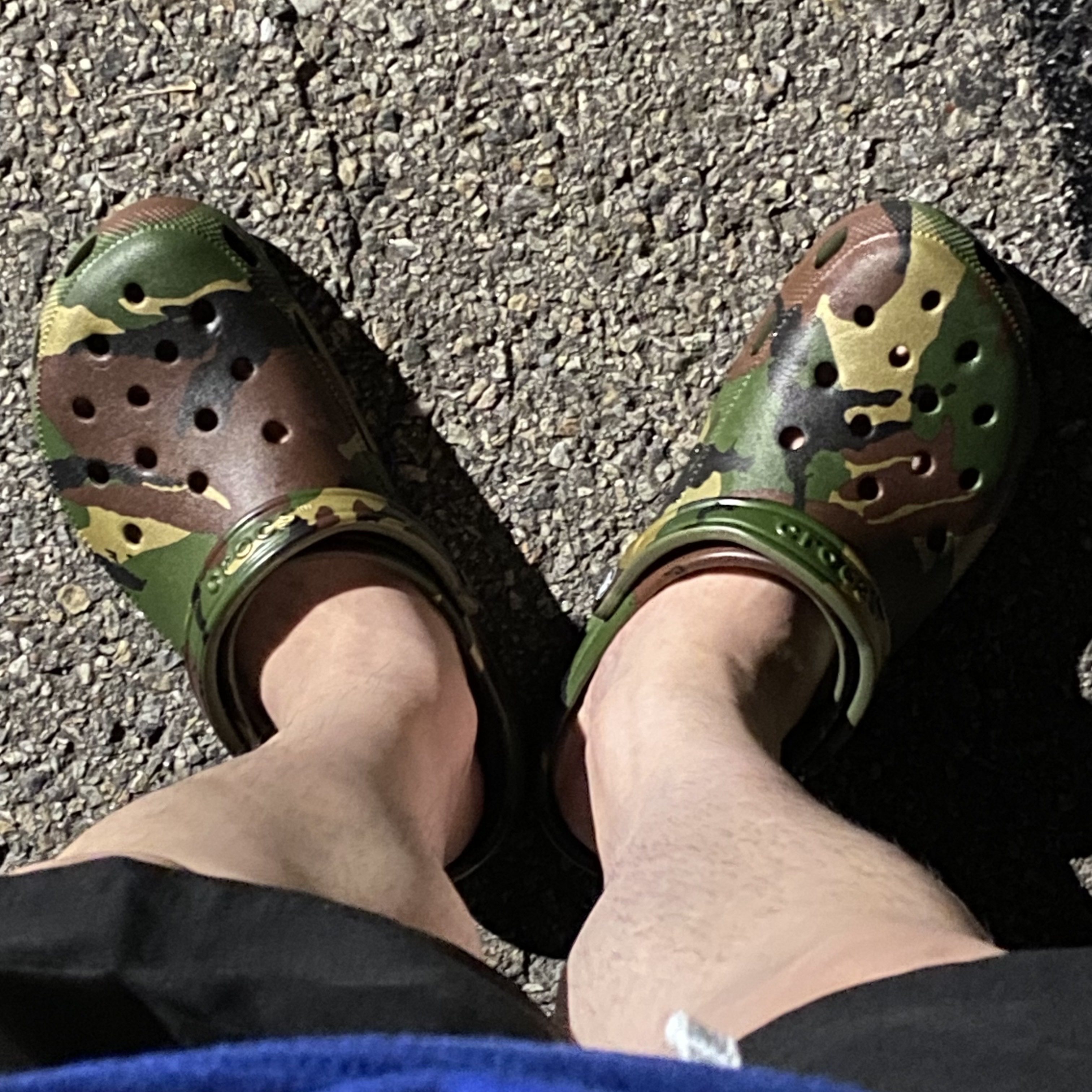 Crocs x Palace Classic Clog Woodland Camo 착용 스타일 - 2