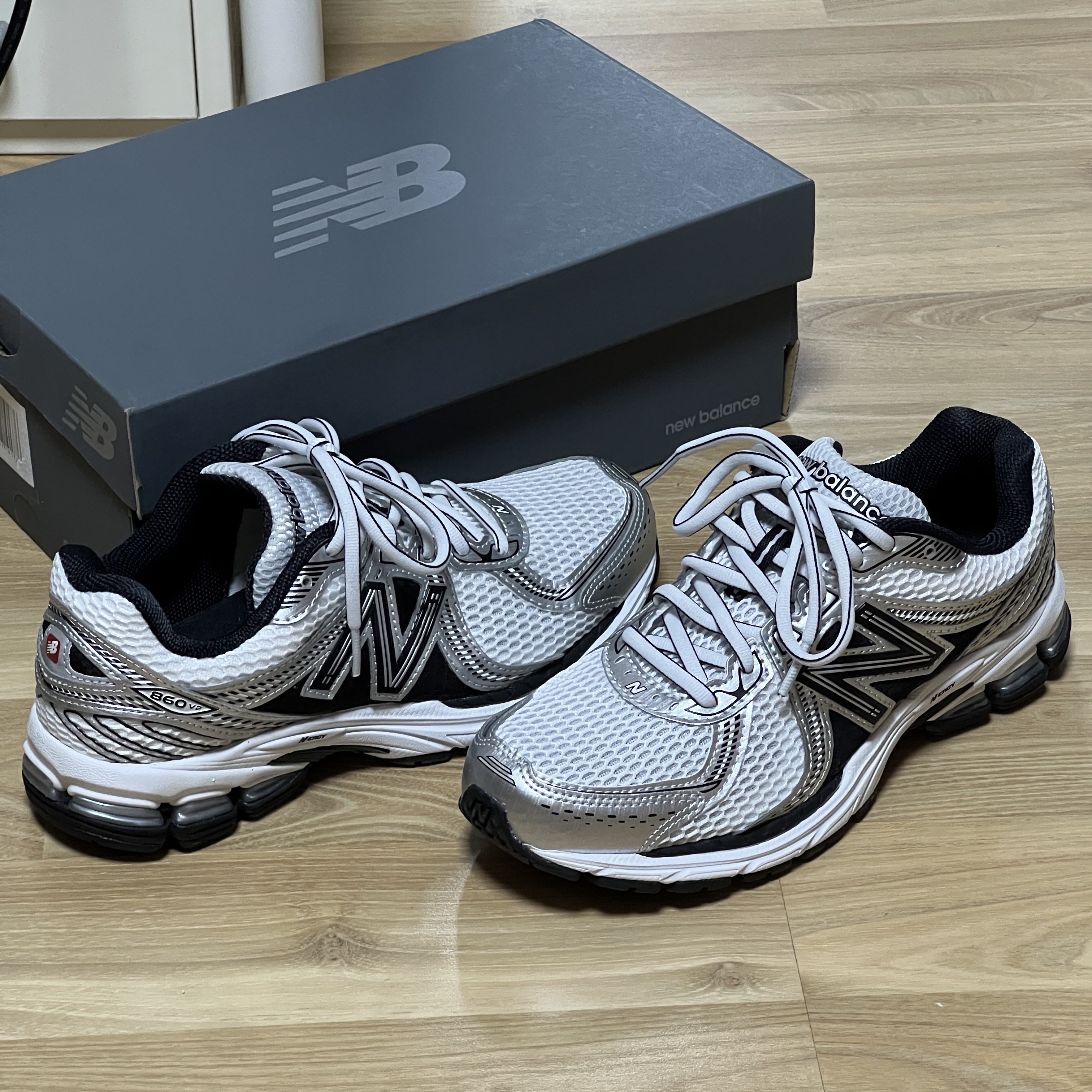 New Balance 860v2 White Black 착용 스타일