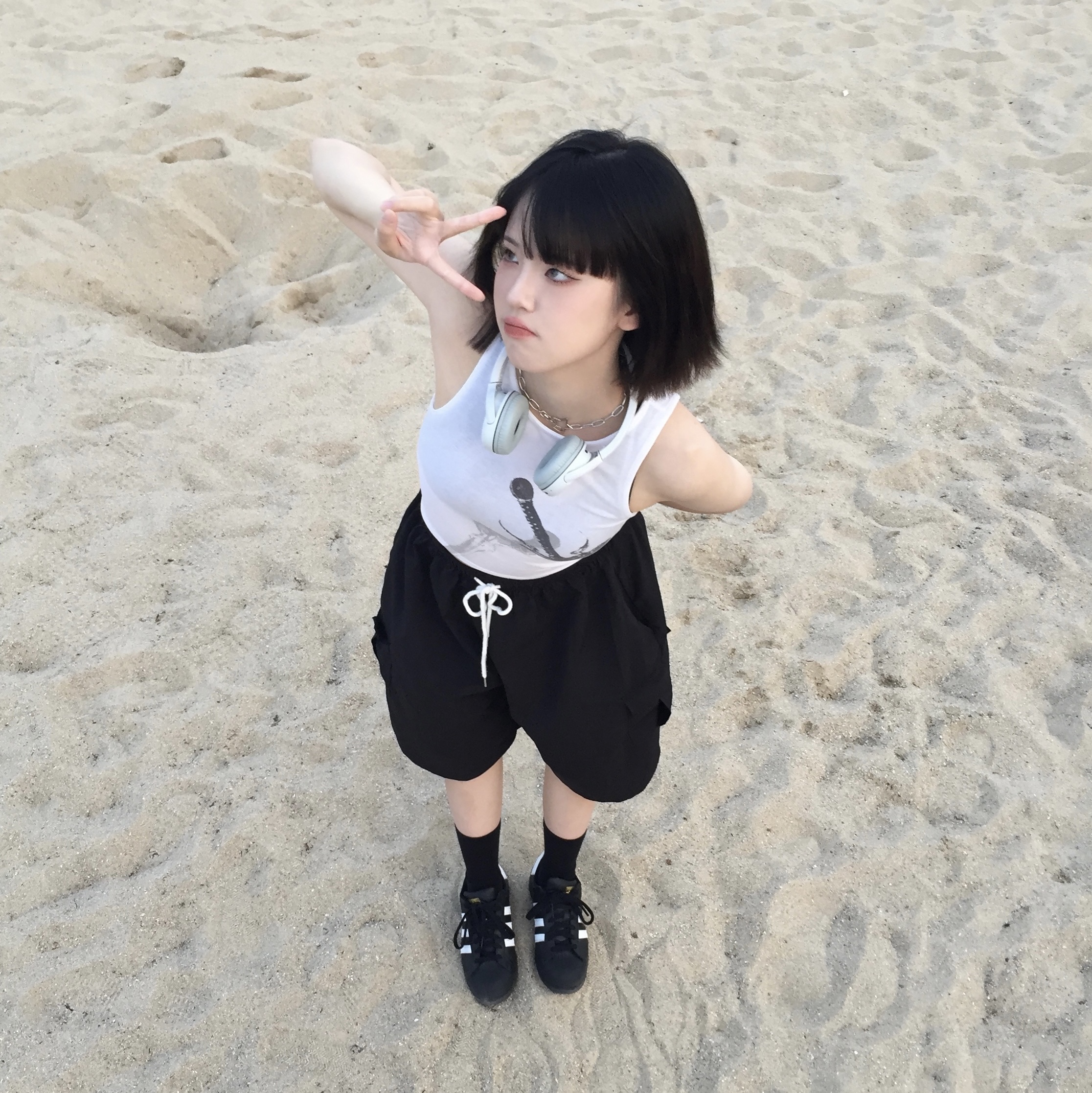 Adidas Superstar Core Black White 착용 스타일 - 1