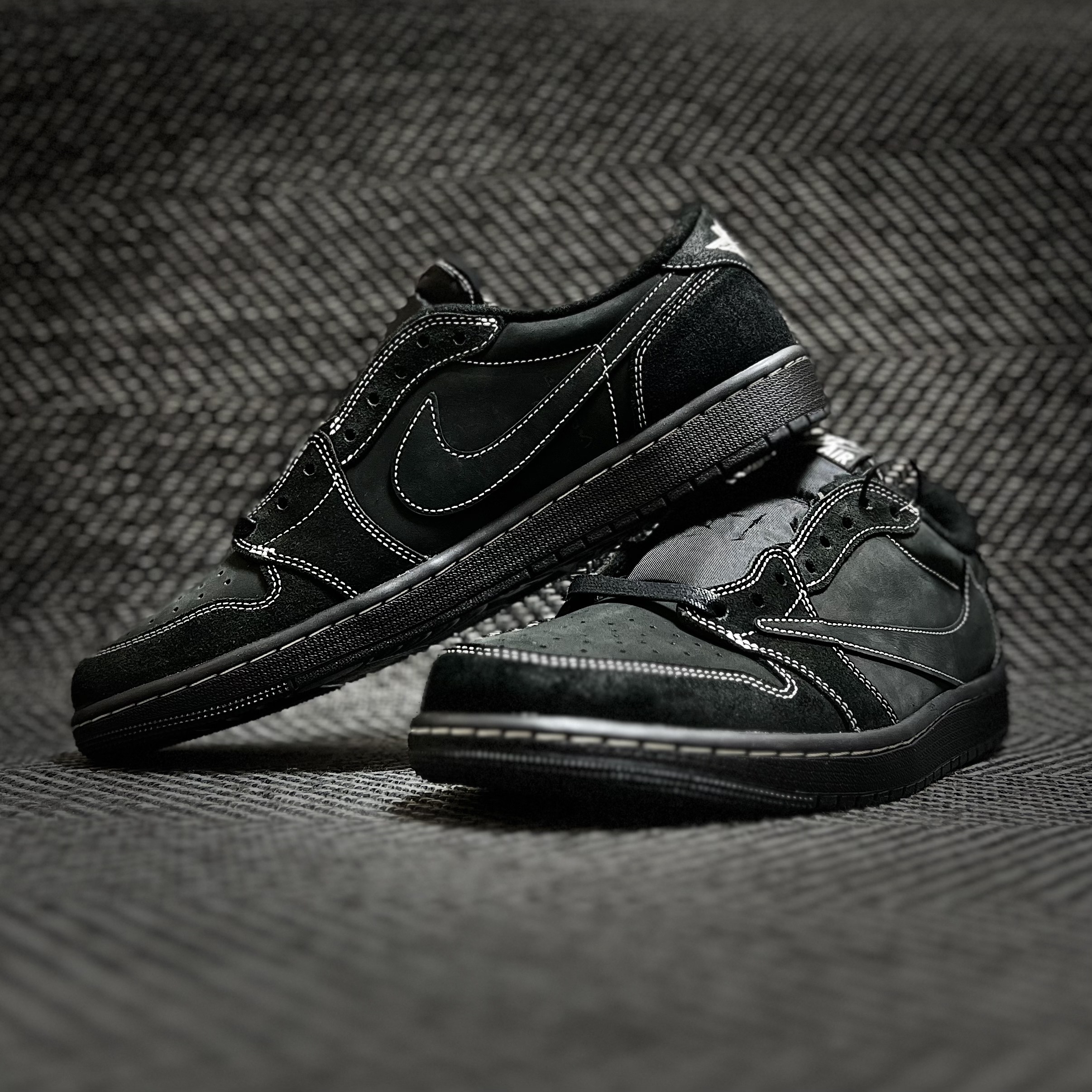 Jordan 1 x Travis Scott Retro Low OG SP Black Phantom 착용 스타일 - 3