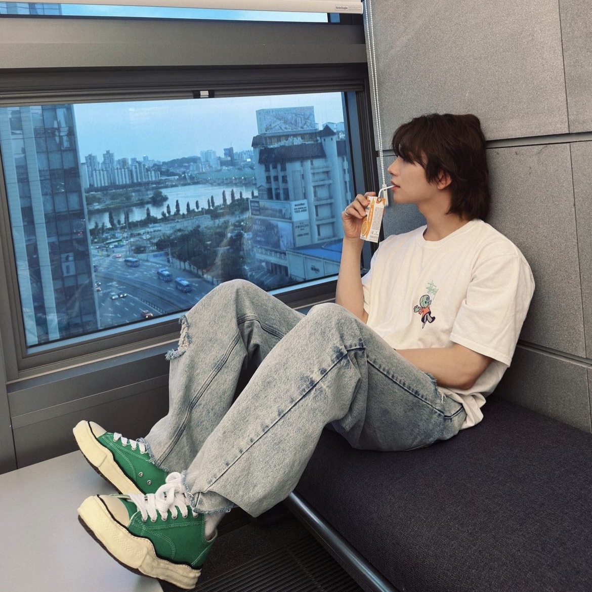 Stussy Dollie Pigment Dyed T-Shirt Natural 착용 스타일 - 1