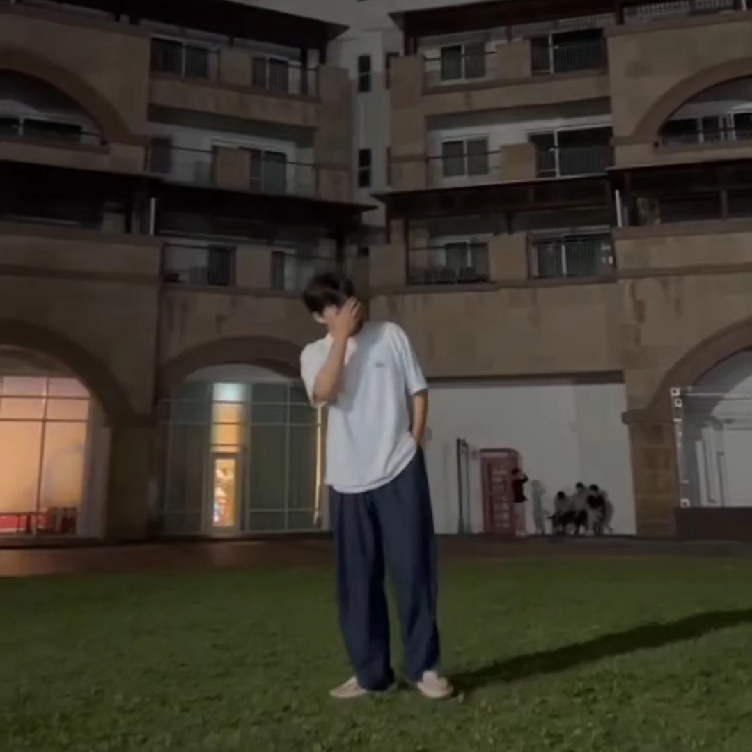 Stussy Basic Stussy T-Shirt White 2022, New Balance x Taw&Toe Flip Flop Ivory 착용 스타일 - 1
