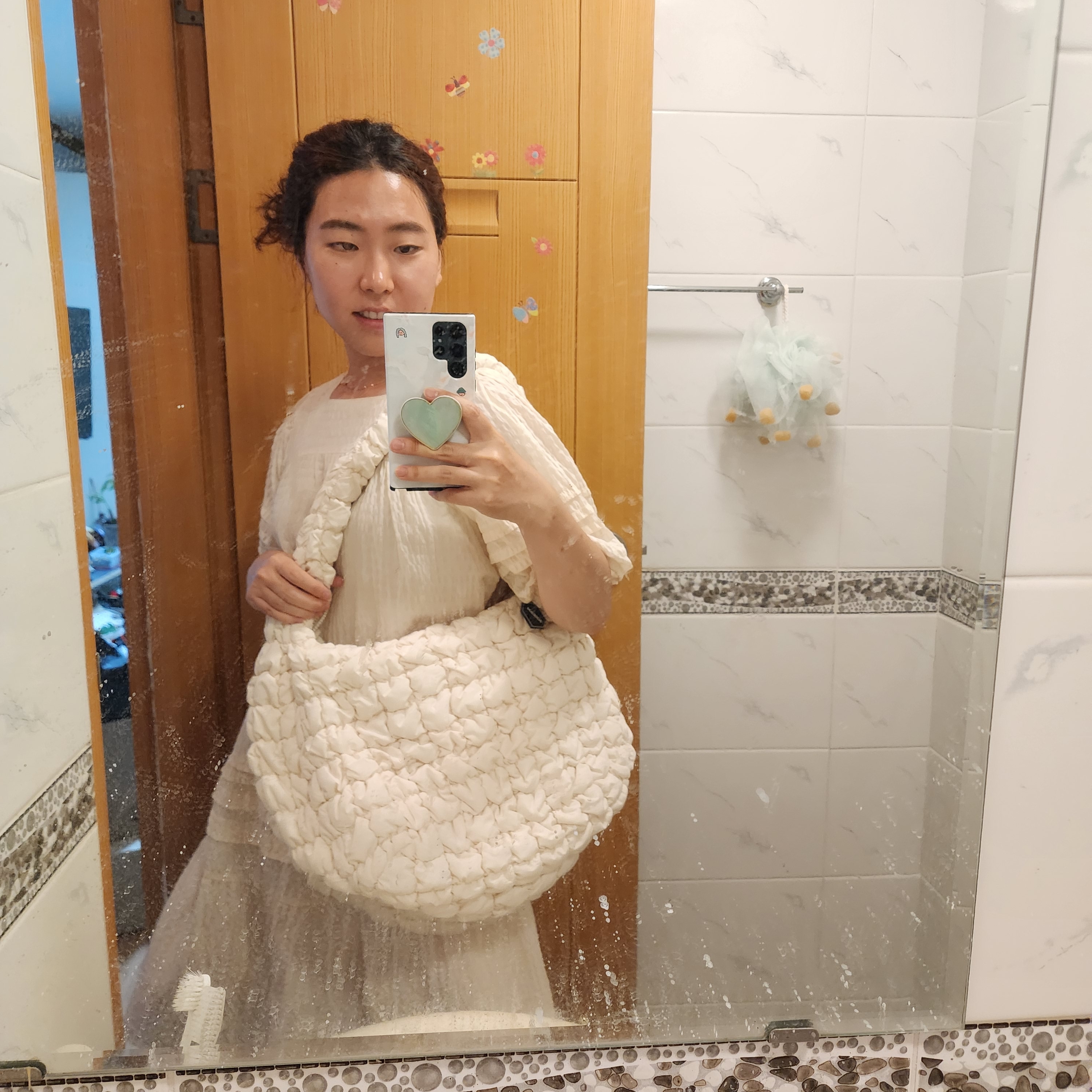 COS Quilted Oversized Shoulder Bag Off White Light Beige 착용 스타일 - 1