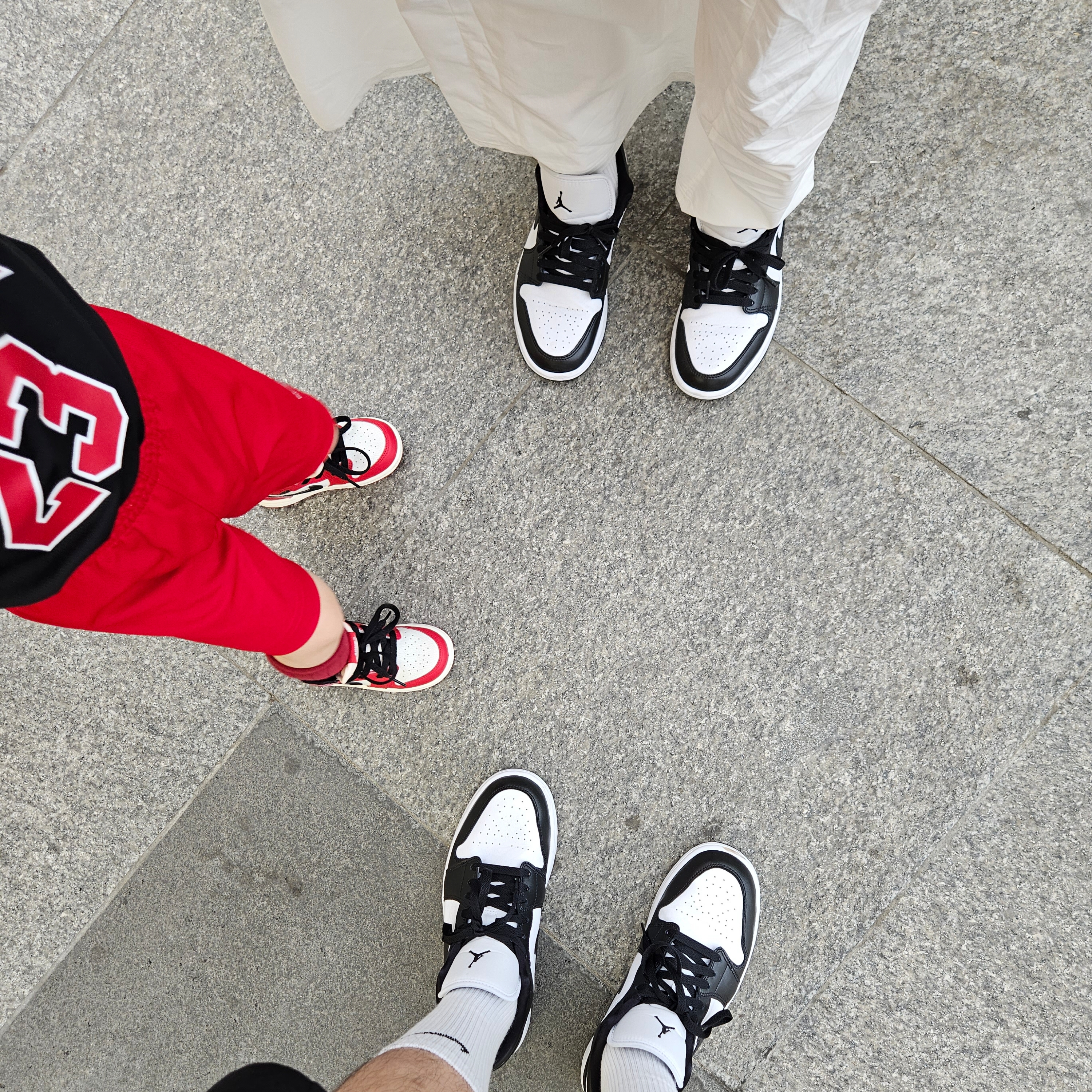 (W) Jordan 1 Low Black and White, (TD) Jordan 1 Retro High OG Chicago 2022 착용 스타일