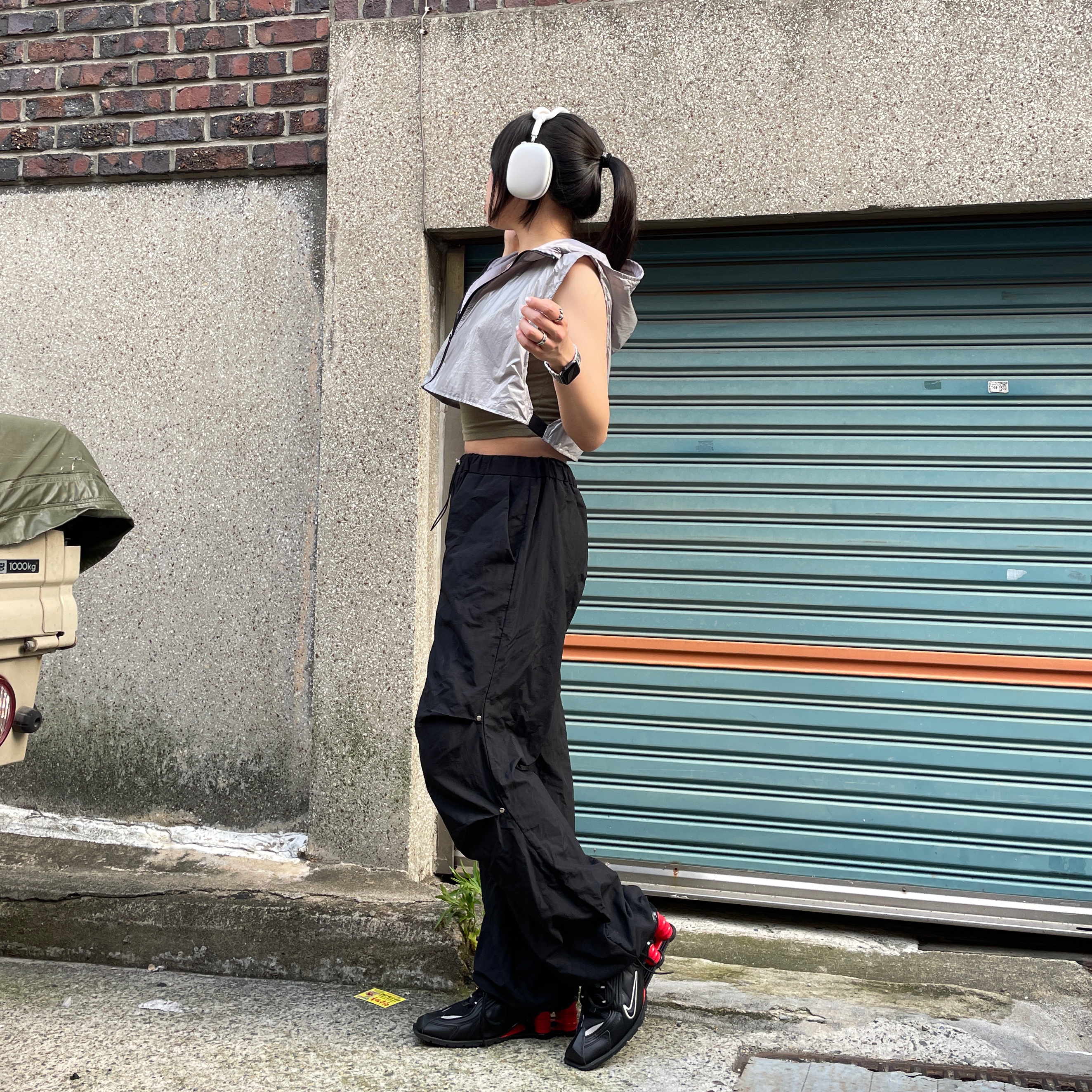 Nike x Martine Rose Shox MR4 Black, Apple AirPods Max Lightning Silver (Korean Ver.) 착용 스타일 - 2