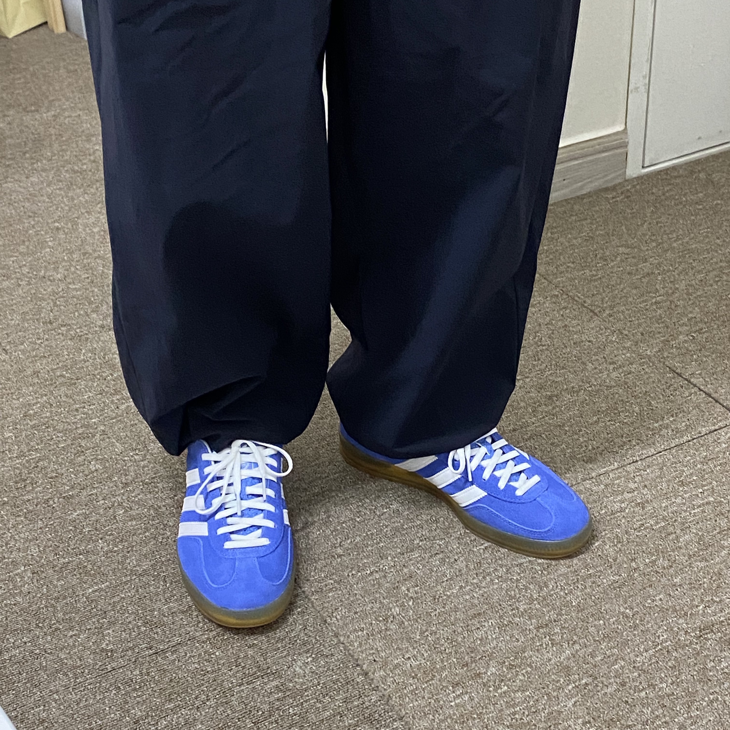 (W) Adidas Gazelle Indoor Blue Fusion Cloud White 착용 스타일 - 2