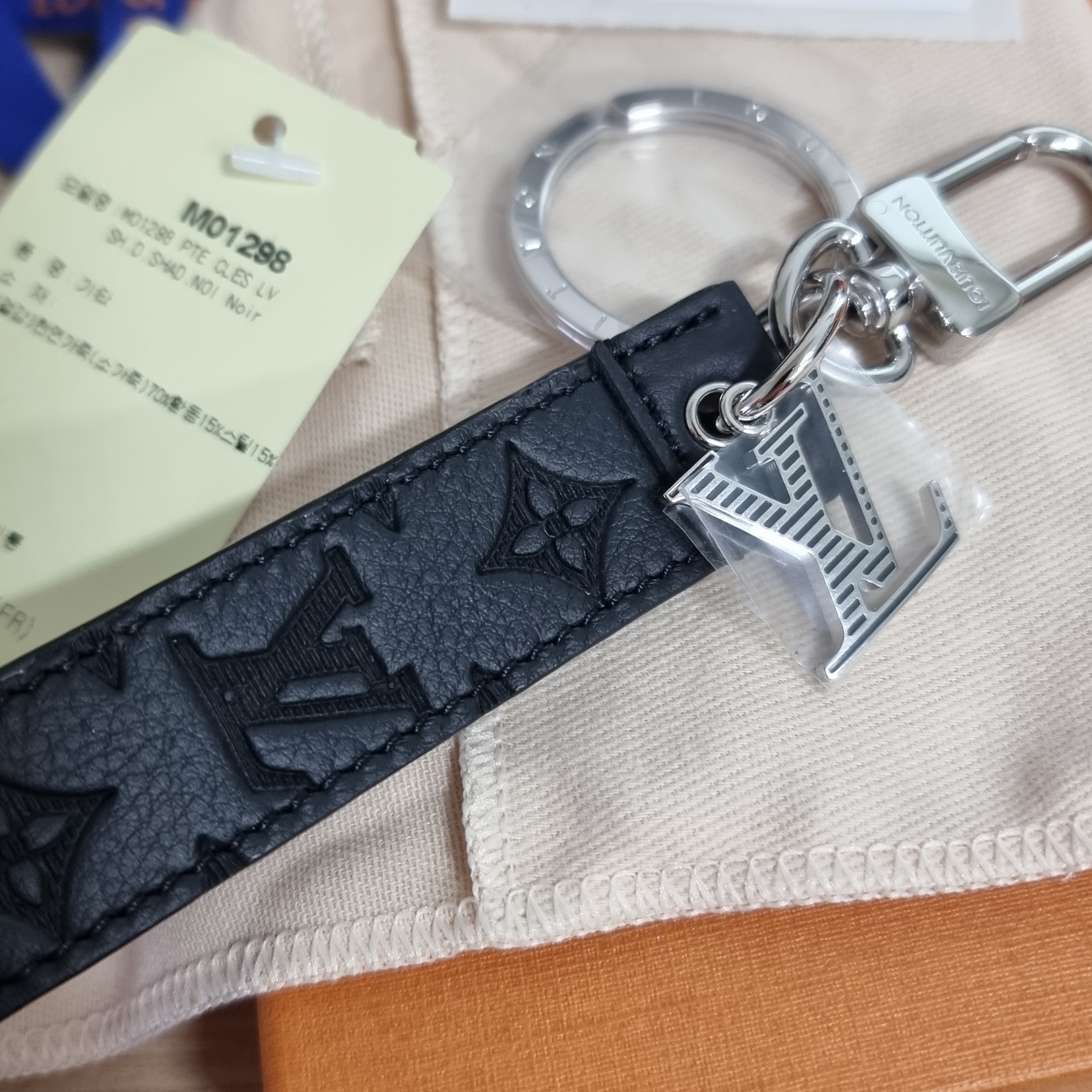 Louis Vuitton LV Shadow Dragonne Key Holder and Bag Charm Black 착용 스타일