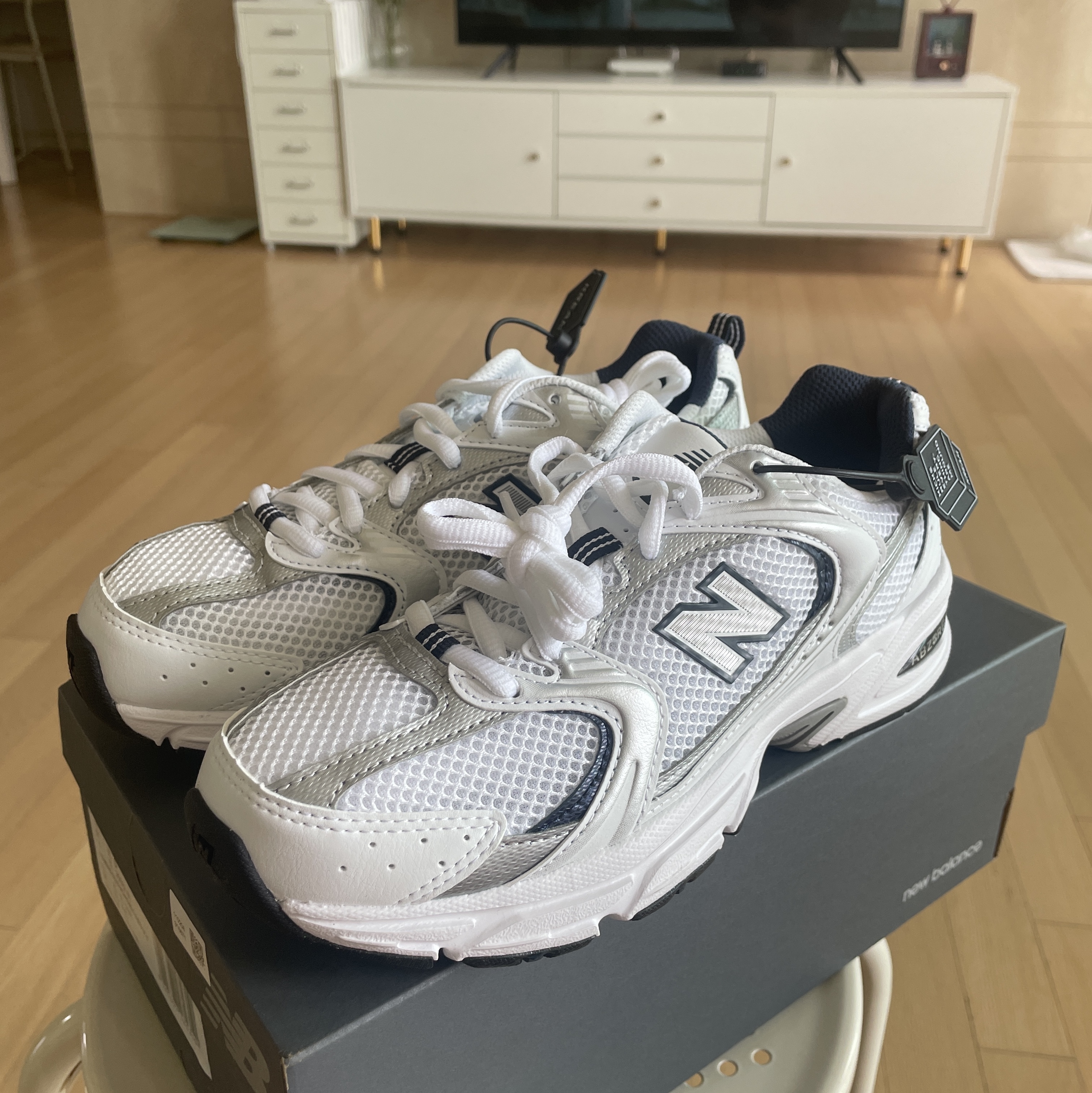 New Balance 530 White 착용 스타일