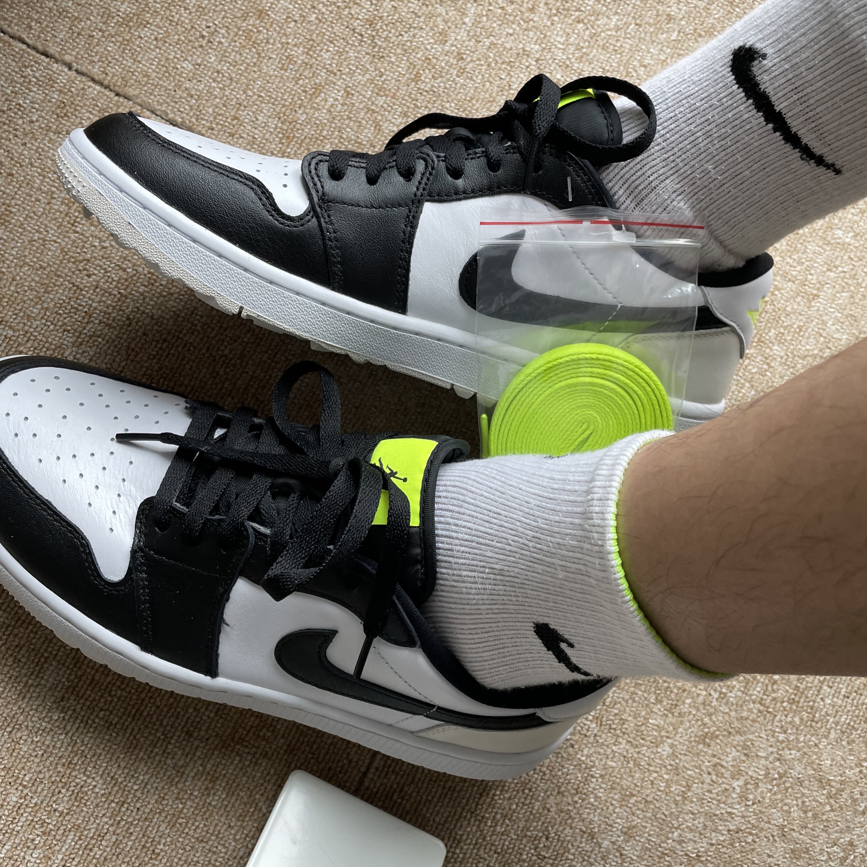 Jordan 1 Low Golf Black White and Volt 착용 스타일 - 2