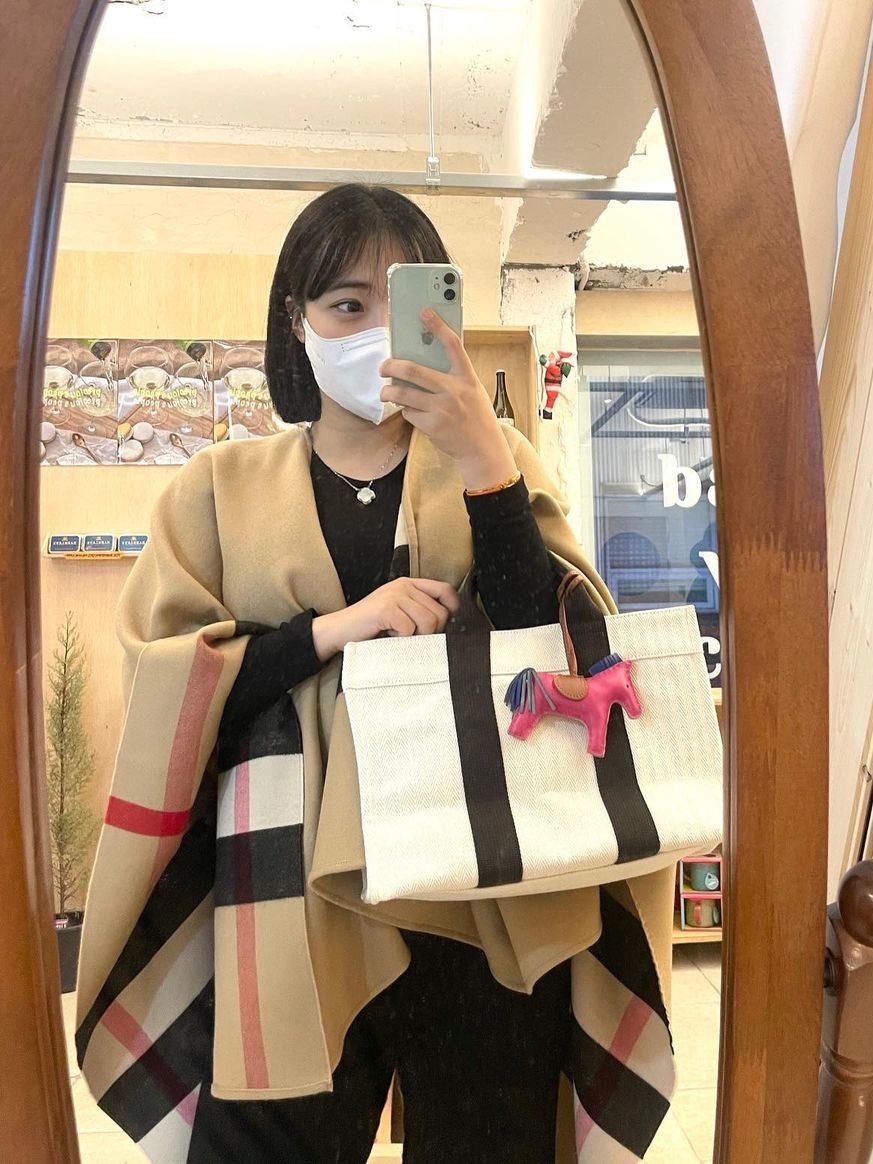 (W) Burberry Reversible Check Merino Wool Poncho Camel 착용 스타일