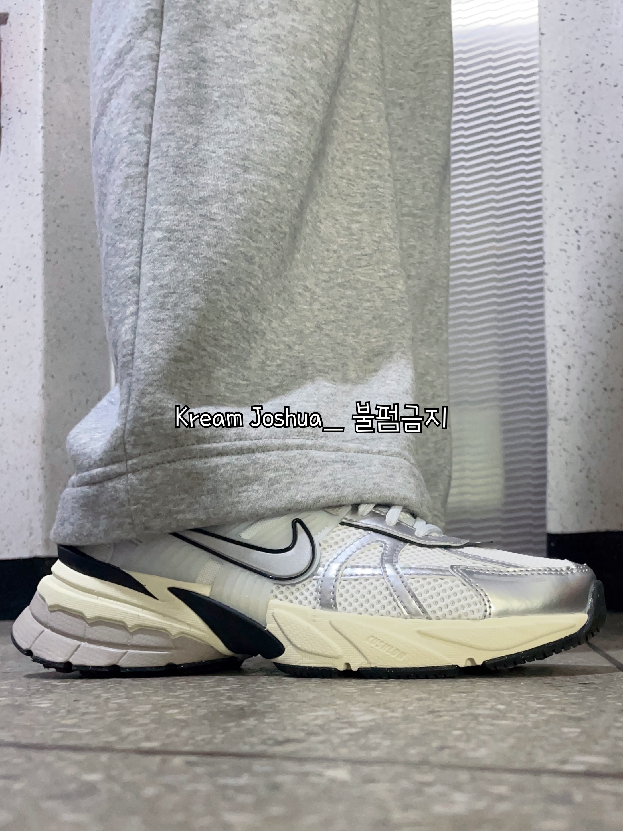 Nike V2K Run Summit White Metallic Silver 착용 스타일 - 1